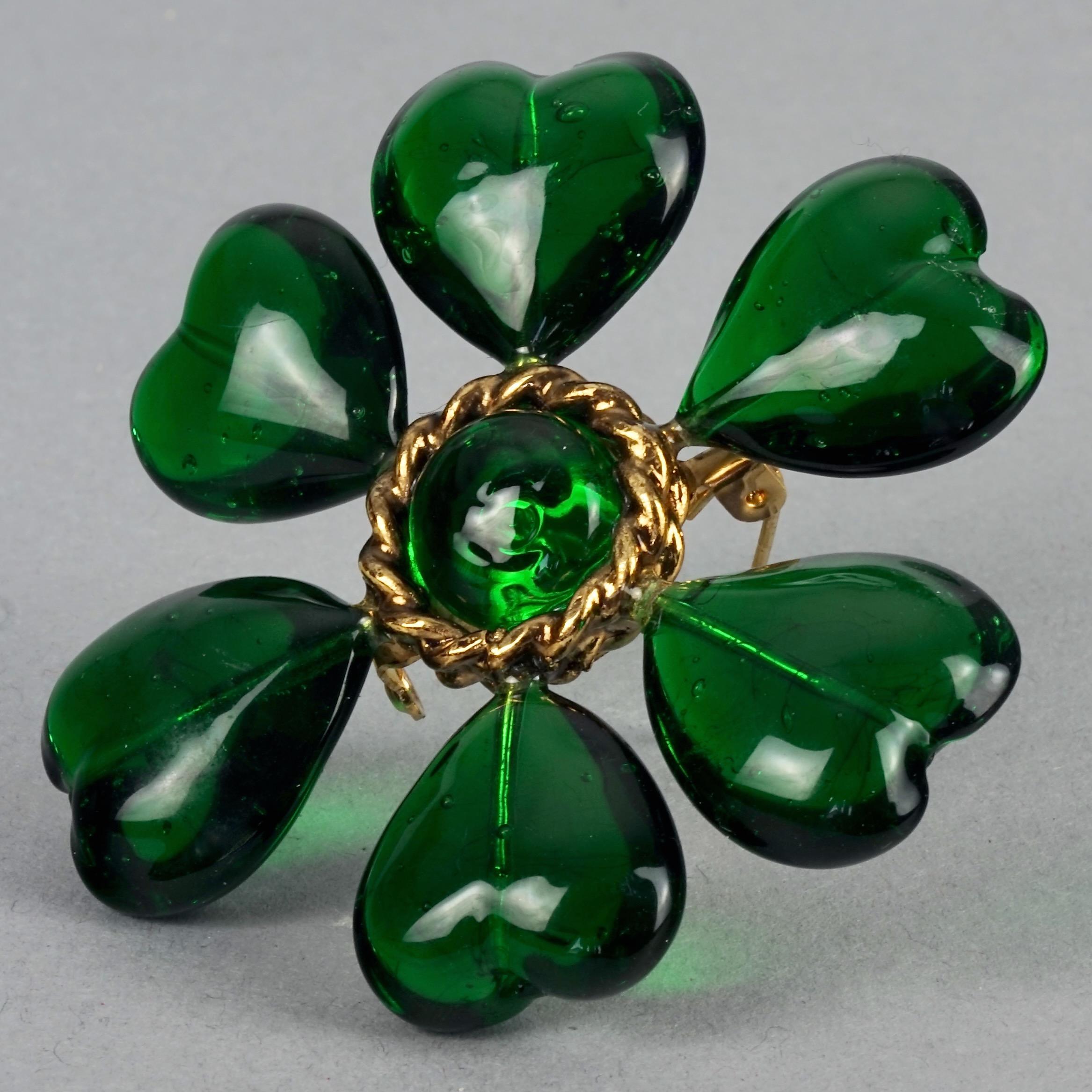 Vintage MOSCHINO Green Heart Flower Novelty Brooch In Excellent Condition For Sale In Kingersheim, Alsace