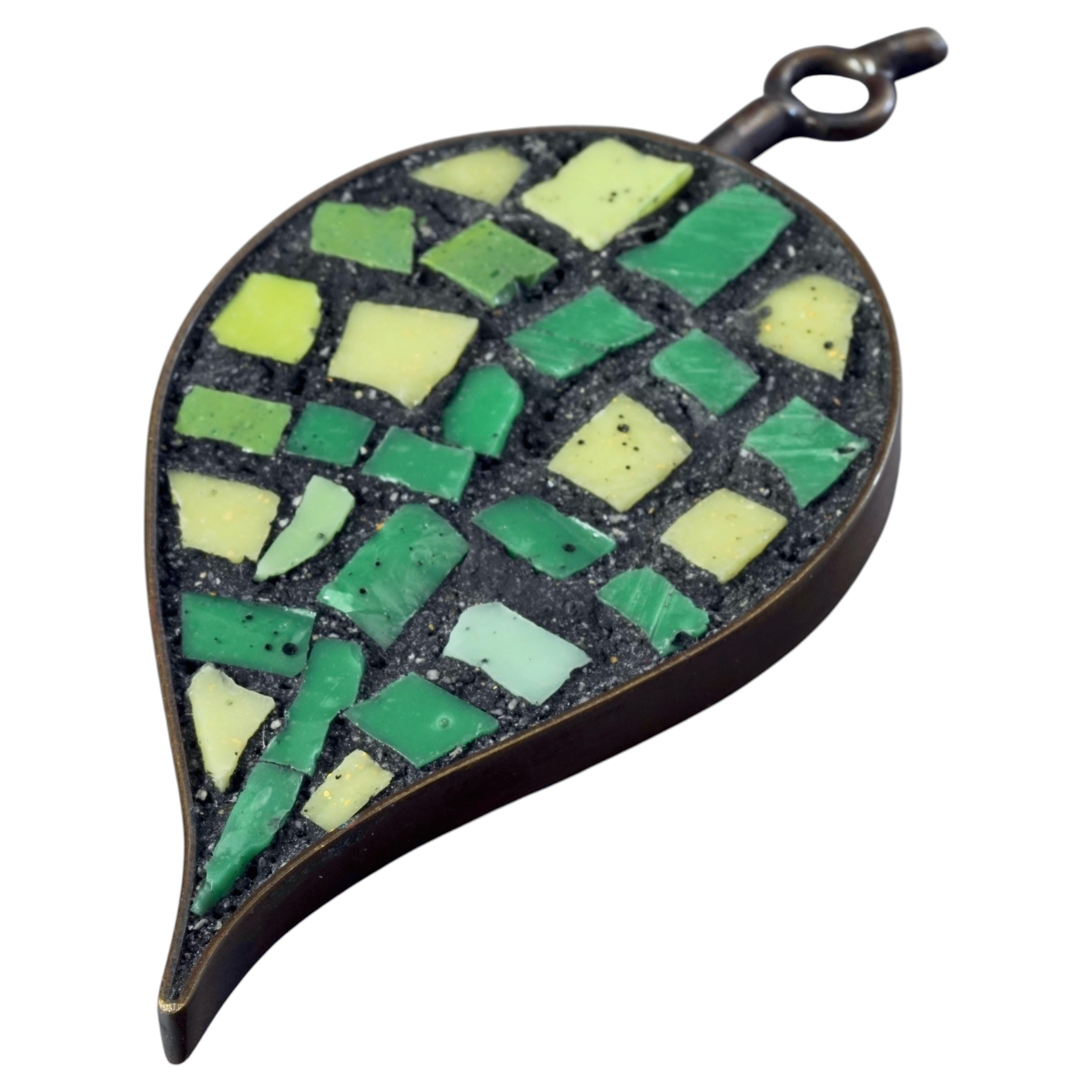 Collar vintage de MOSCHINO con colgante original de mosaico verde en venta