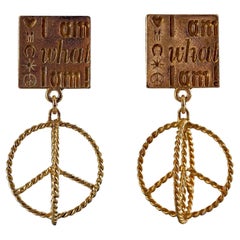 Boucles d'oreilles pendantes vintage MOSCHINO « I Am What I Am » Peace Sign Novelty