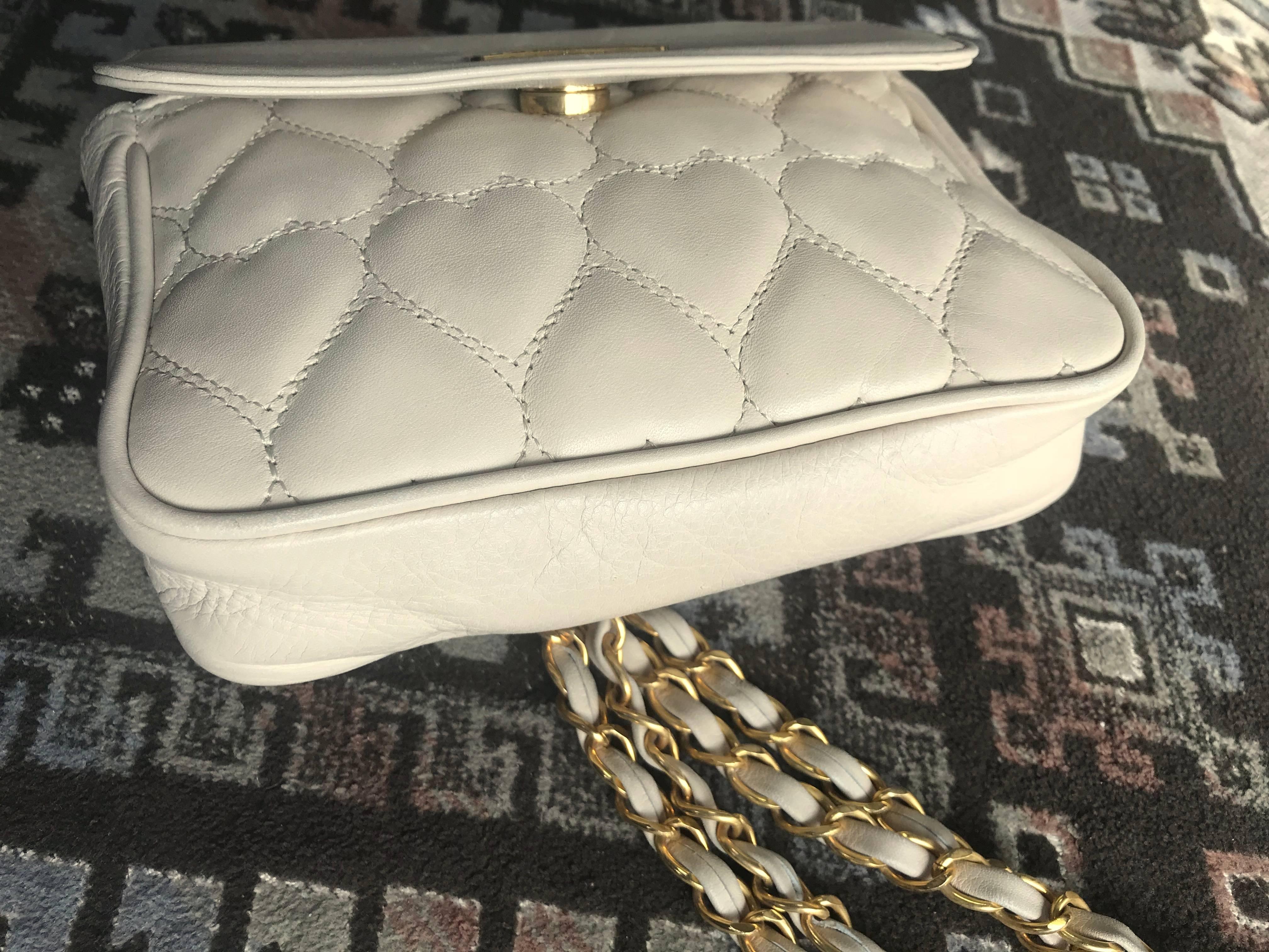 MOSCHINO Vintage ivory white heart shape stitch shoulder bag / Fanny pack, 1990s In Good Condition In Kashiwa, Chiba