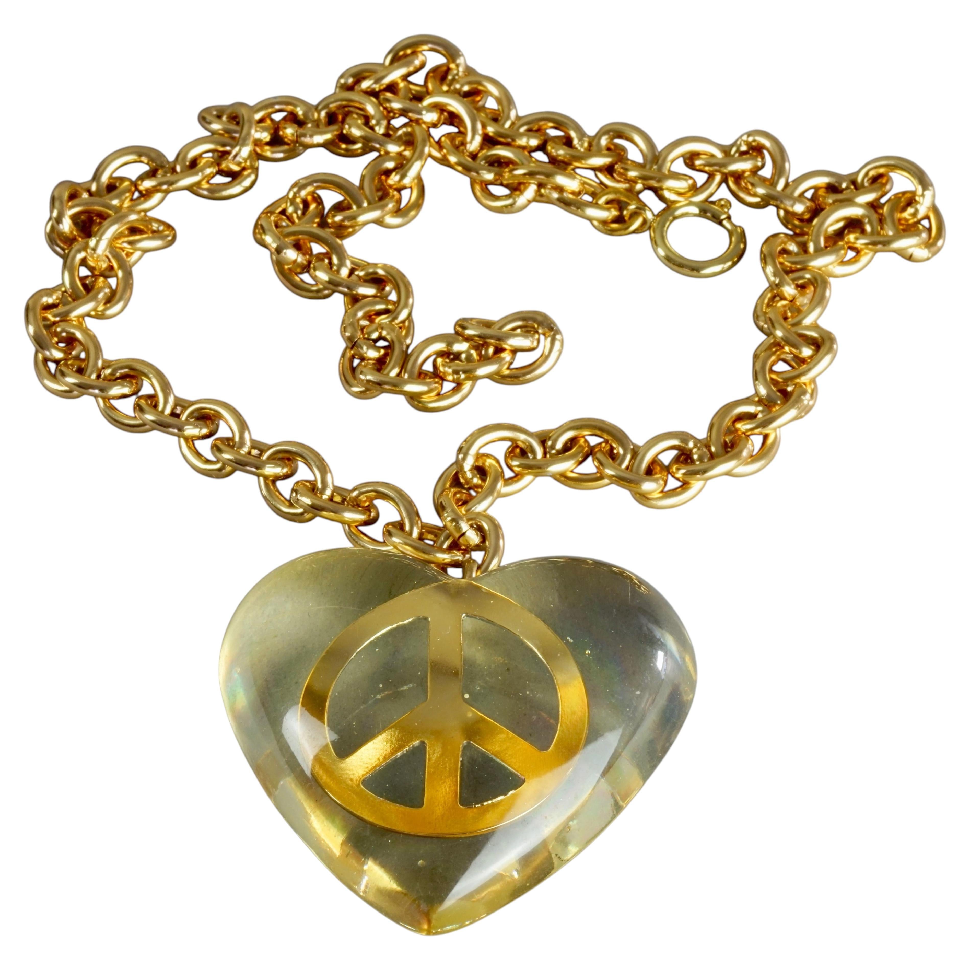 Collier fantaisie vintage Moschino en lucite en forme de cœur et de symbole de la paix en vente