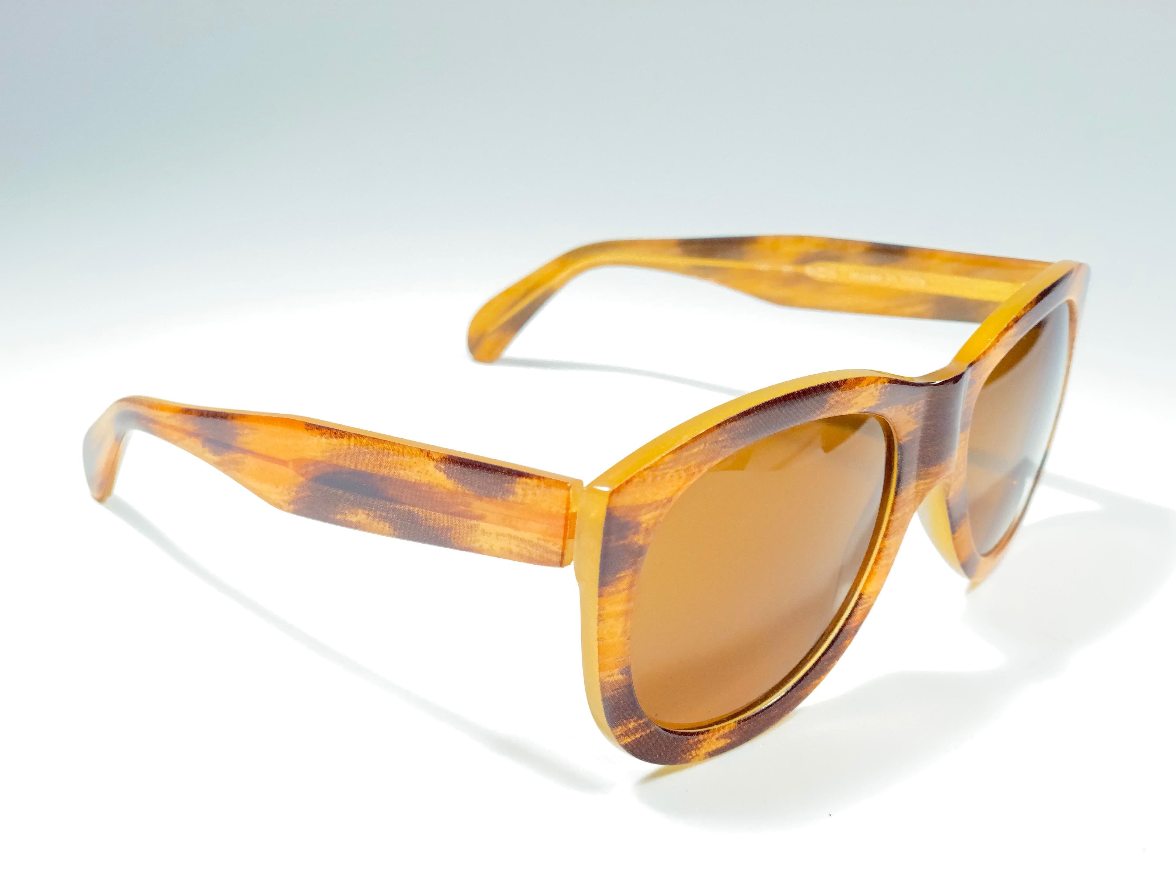 Vintage Moschino M252 By Persol Blond Oversized Sunglasses, 1990  In New Condition For Sale In Baleares, Baleares
