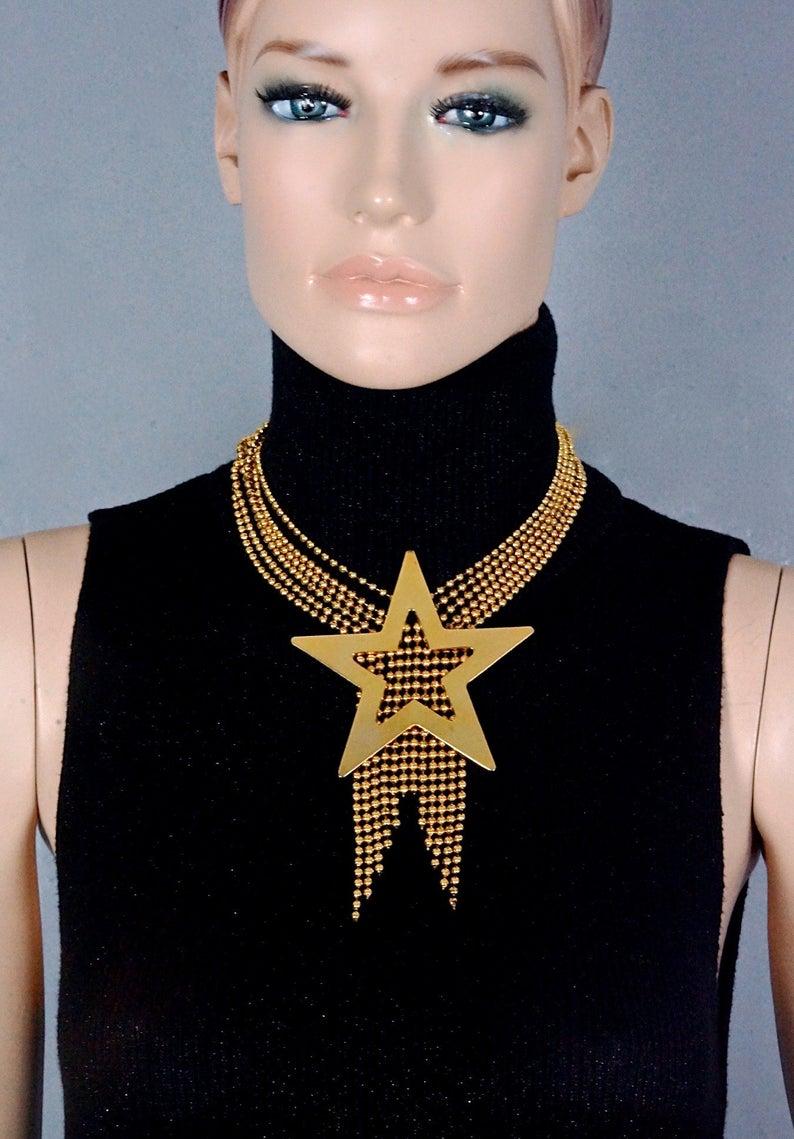 Vintage MOSCHINO Massive Star Strand Fringe Necklace

Measurements:
Star: 3.74 inches (9.5 cm)
Total Height with Fringe: 5.51 inches (14 cm)
Wearable Length: 16.33 inches (41.5 cm)

Features:
- 100% Authentic MOSCHINO.
- Multi strand ball chain