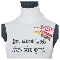 Vintage Moschino „Nimm niemals Süßigkeiten von Fremden an!“ Top mit Bonbon-Verzierung