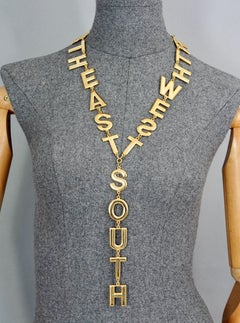 Collar original vintage de MOSCHINO con las direcciones «North South East West» escritas con letras