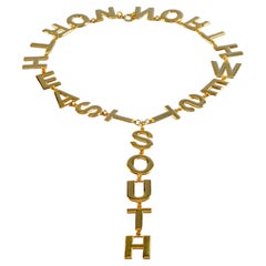 Collar original vintage de MOSCHINO con las direcciones «North South East West» escritas con letras
