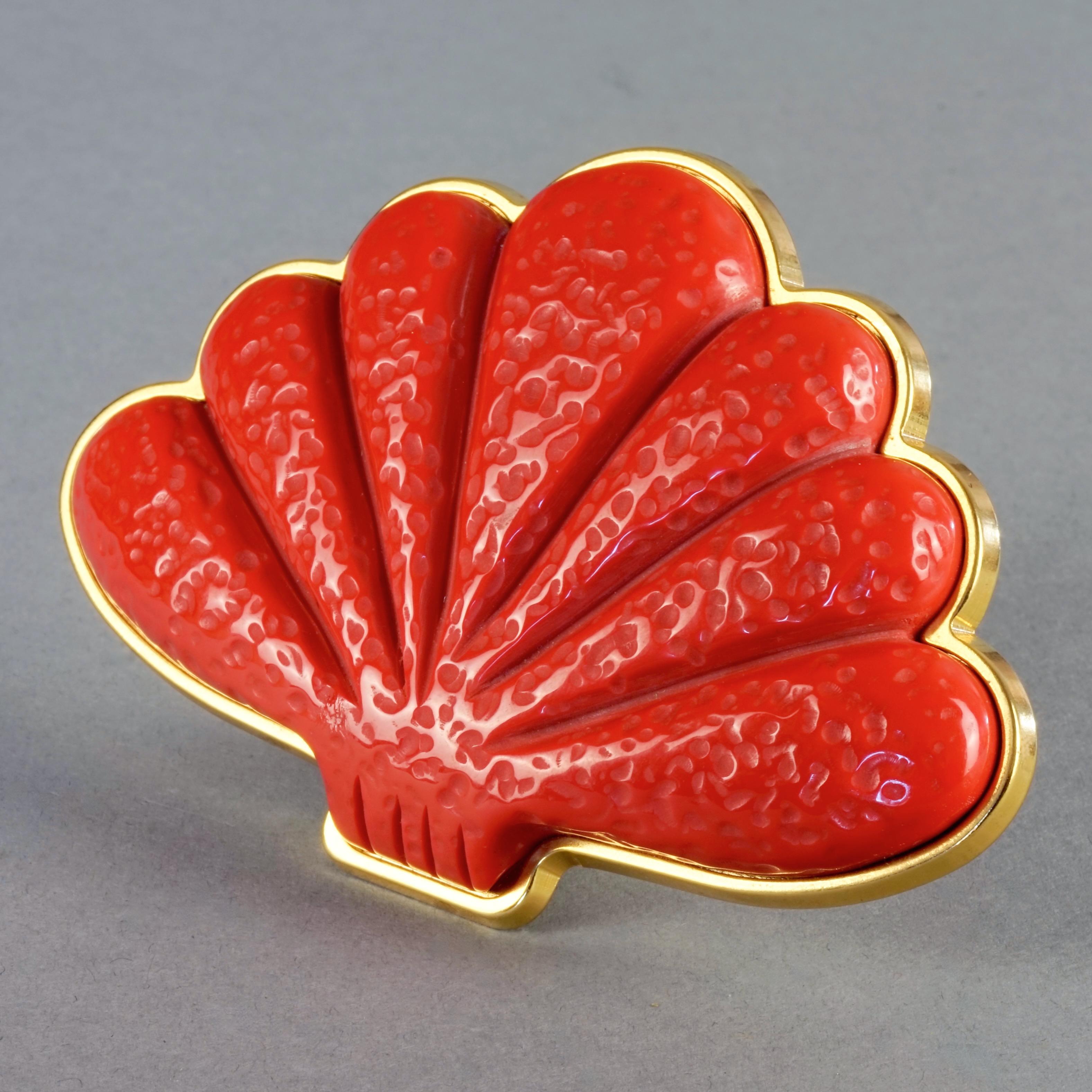 Vintage MOSCHINO Orange Scallop Fan Shell Novelty Brooch In Excellent Condition For Sale In Kingersheim, Alsace