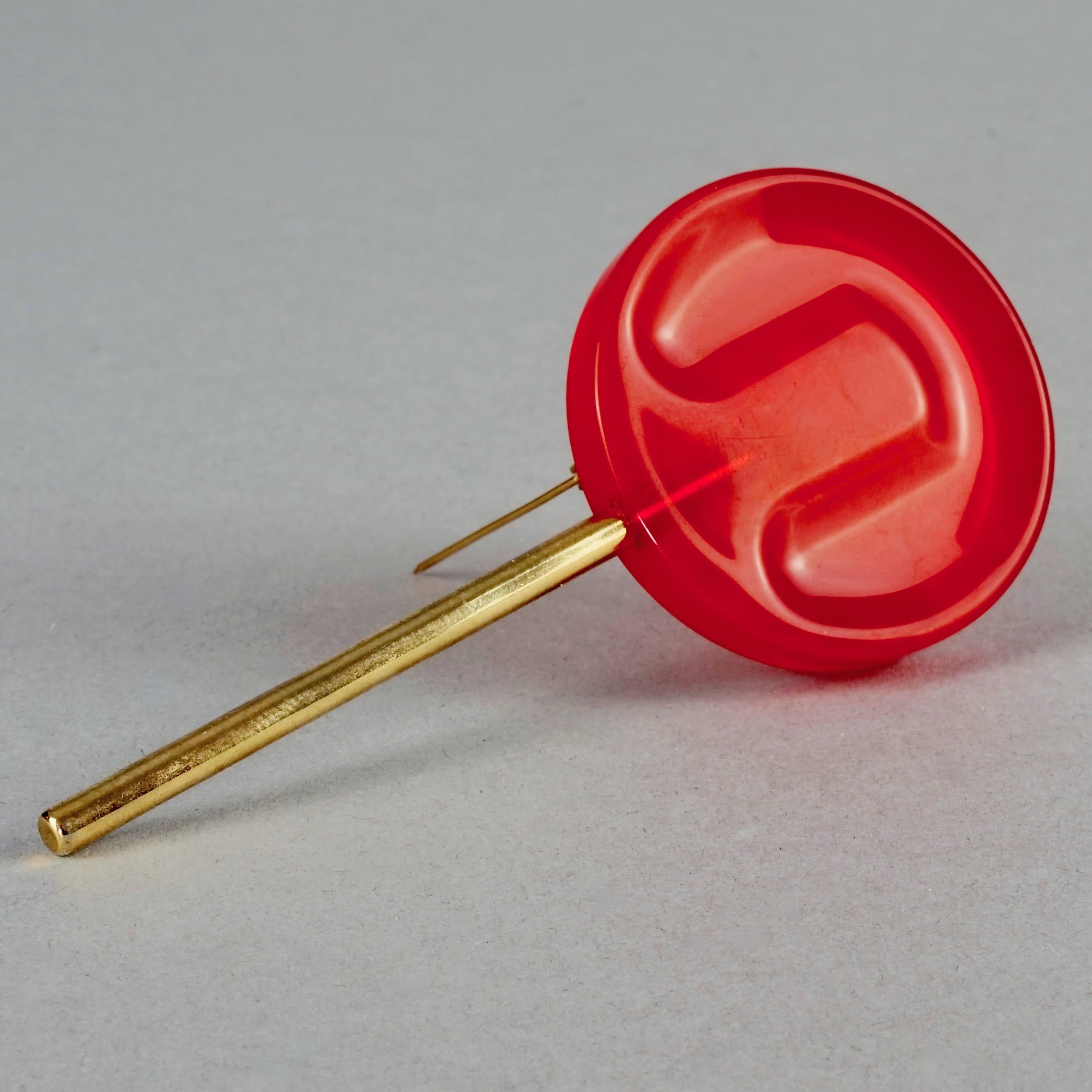 Vintage MOSCHINO Red Cherry Lollipop Candy Novelty Brooch In Excellent Condition For Sale In Kingersheim, Alsace