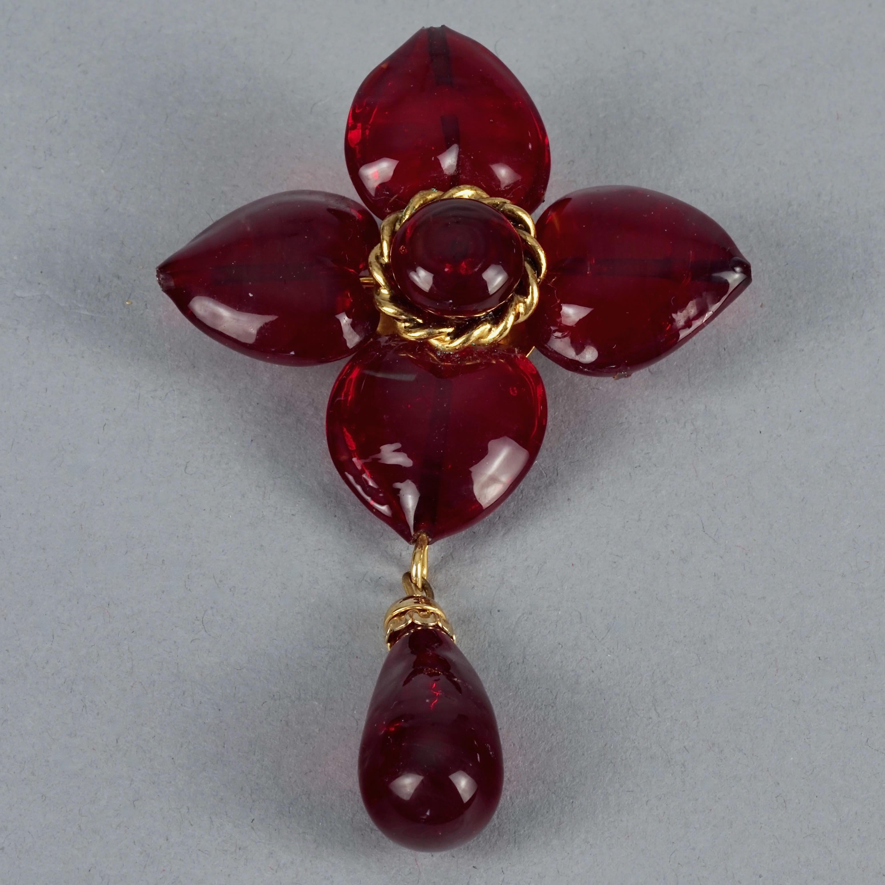 Vintage MOSCHINO Red Heart Flower Novelty Drop Brooch In Excellent Condition For Sale In Kingersheim, Alsace