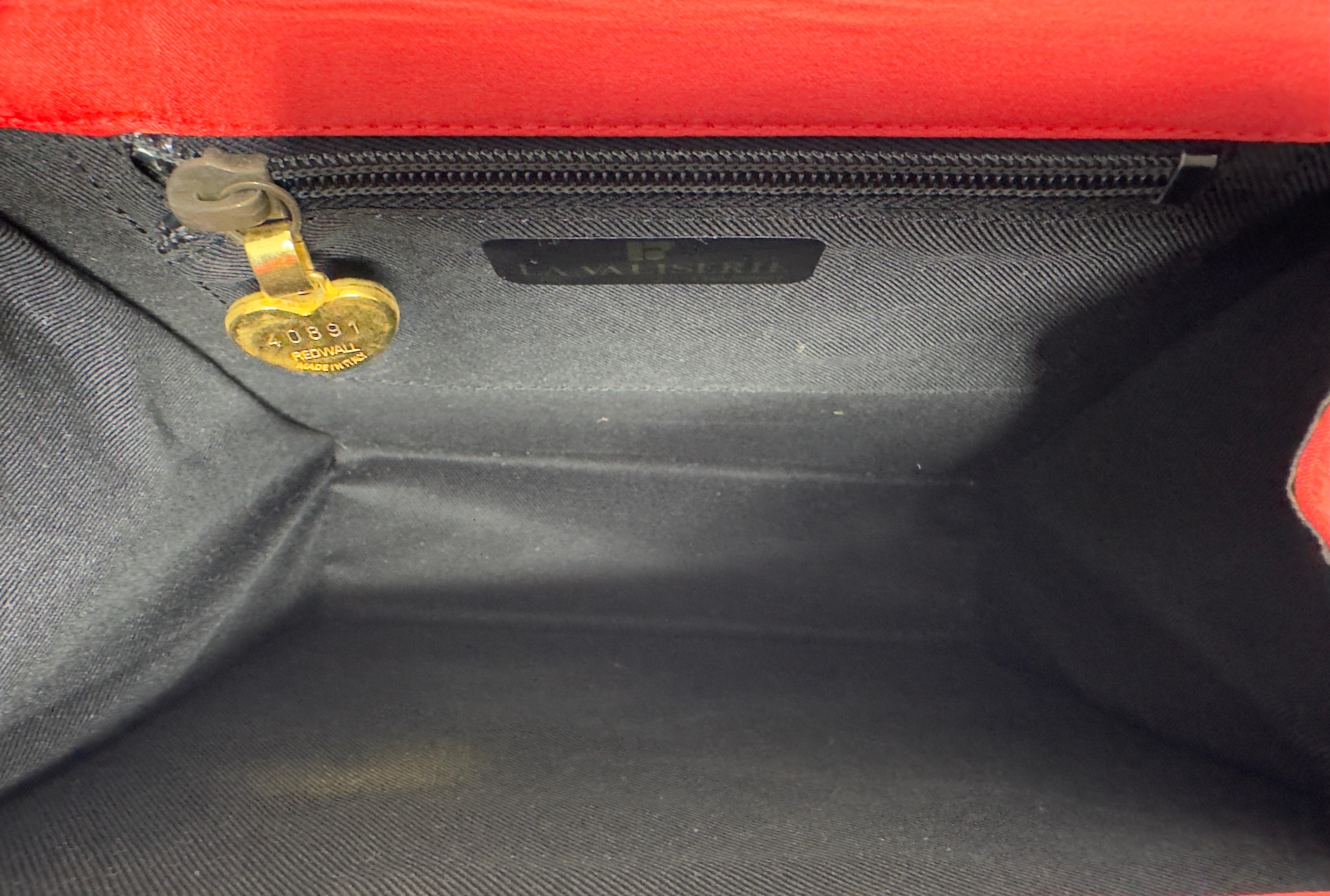 Vintage Moschino Redwall handbag from the 90s For Sale 8
