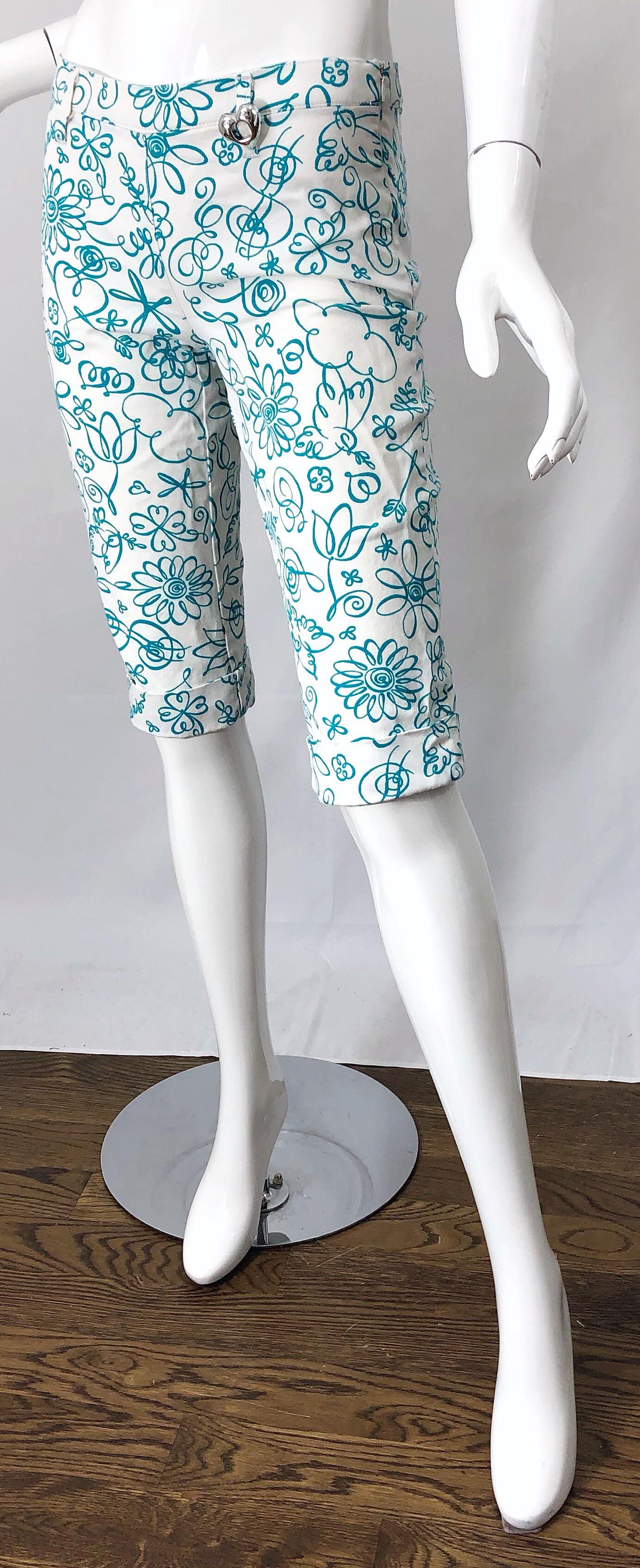 Vintage Moschino Size 6 Turquoise Blue and White Novelty Clam Digger Shorts Pant For Sale 2