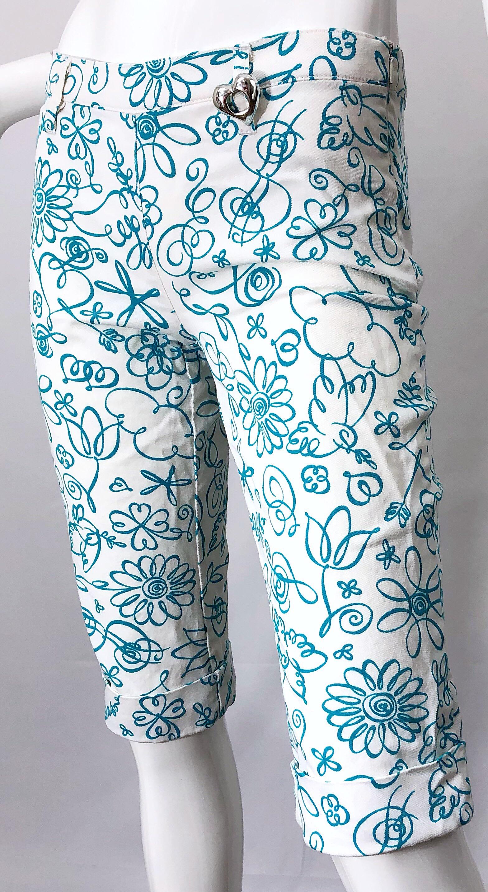Vintage Moschino Size 6 Turquoise Blue and White Novelty Clam Digger Shorts Pant For Sale 3