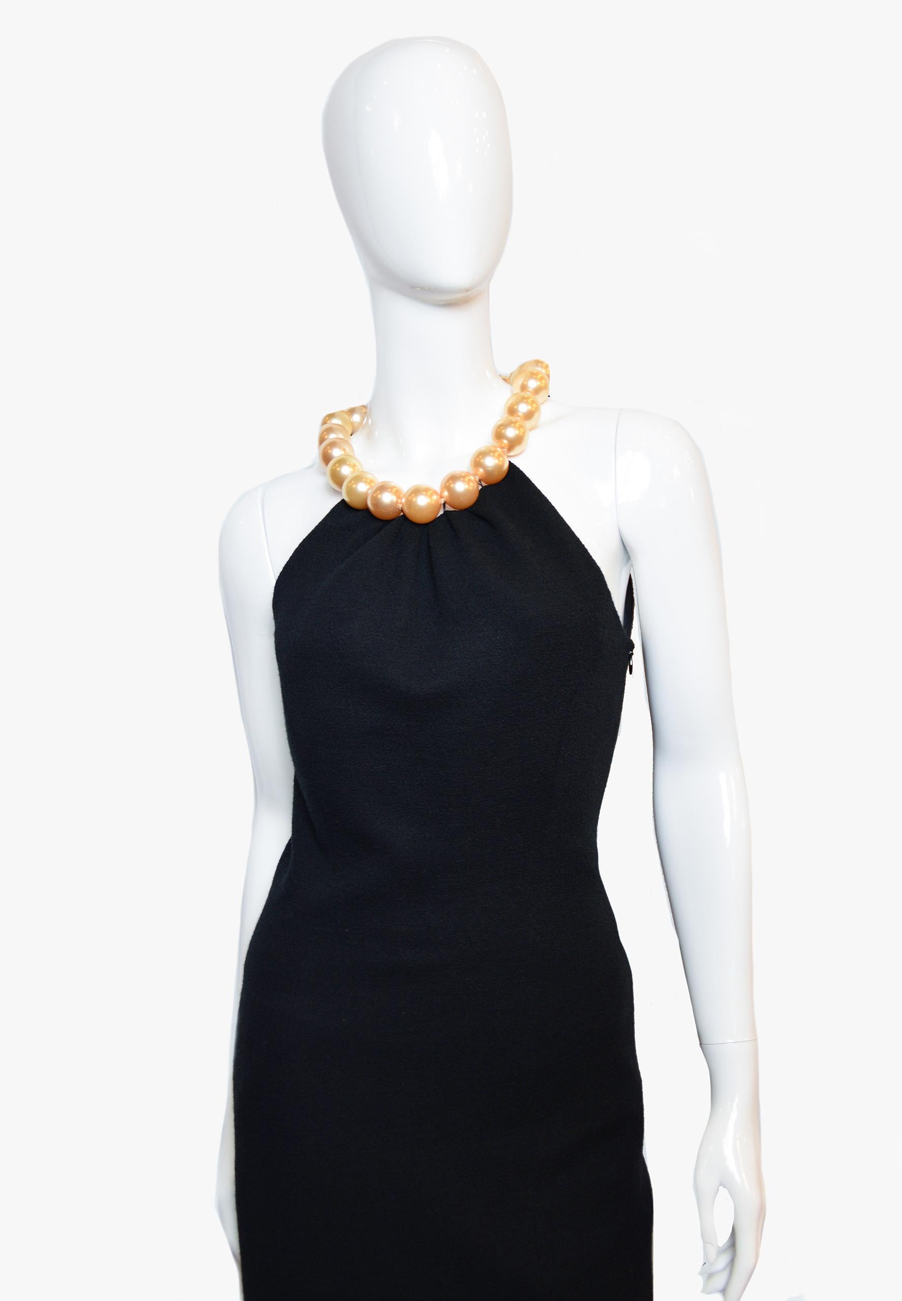 Vintage Moschino dress with a beautiful decoration around the neck made of artificial pearls.
Collection: 2000s
Composition: 52% – wool, 48% – acrylic
Size:
IT 40
US – 6
F – 36
GB – 8
Waist: 70 cm / 27.5 inch
Length: 100 cm / 39.3 inch
Condition: