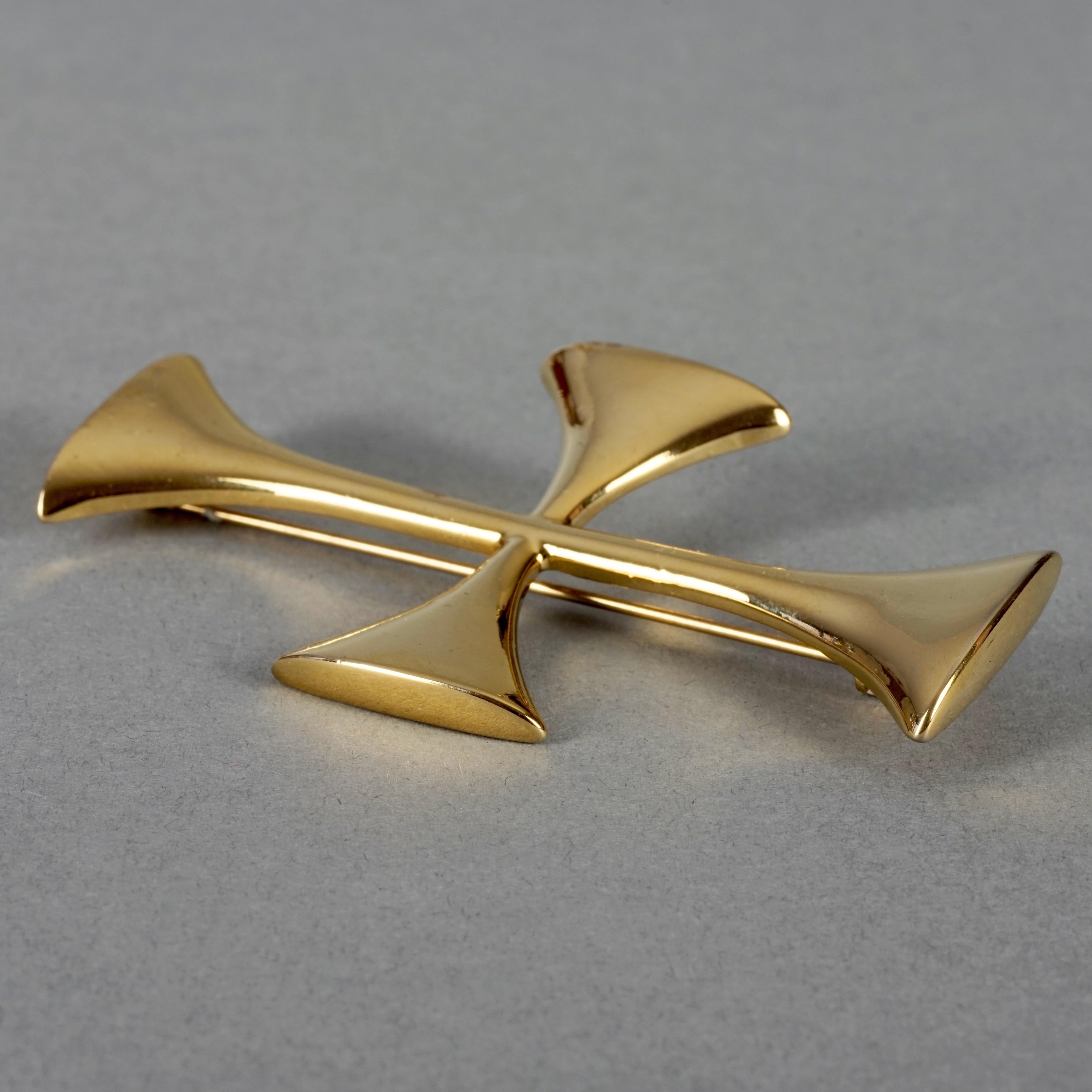 Vintage MOSCHINO Templar Cross Novelty Brooch In Excellent Condition For Sale In Kingersheim, Alsace