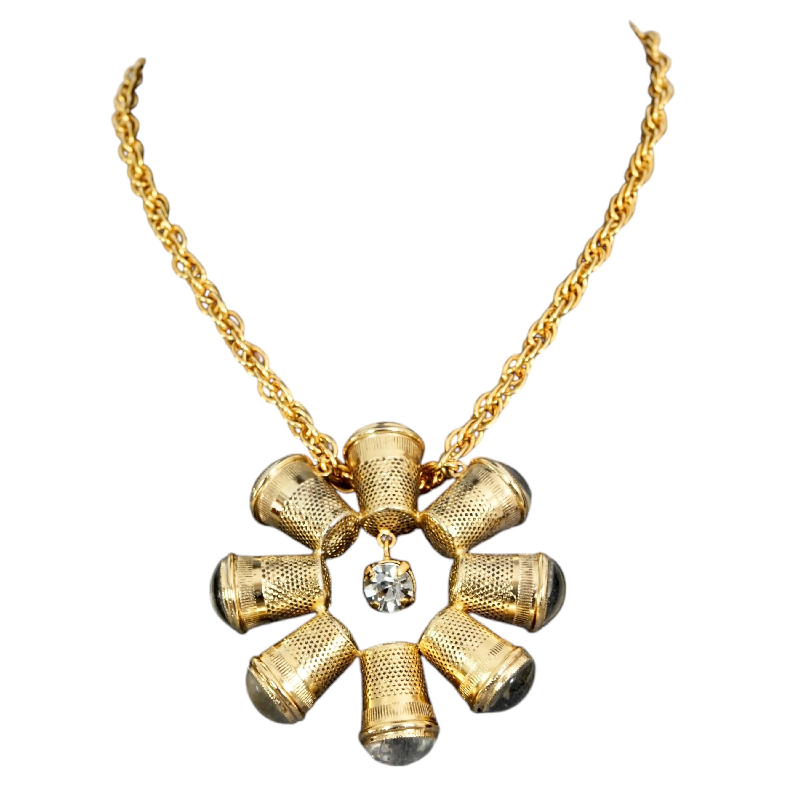 Collier fantaisie vintage Moschino avec pendentif rond en forme de dé à coudre à cabochon et chaîne en vente