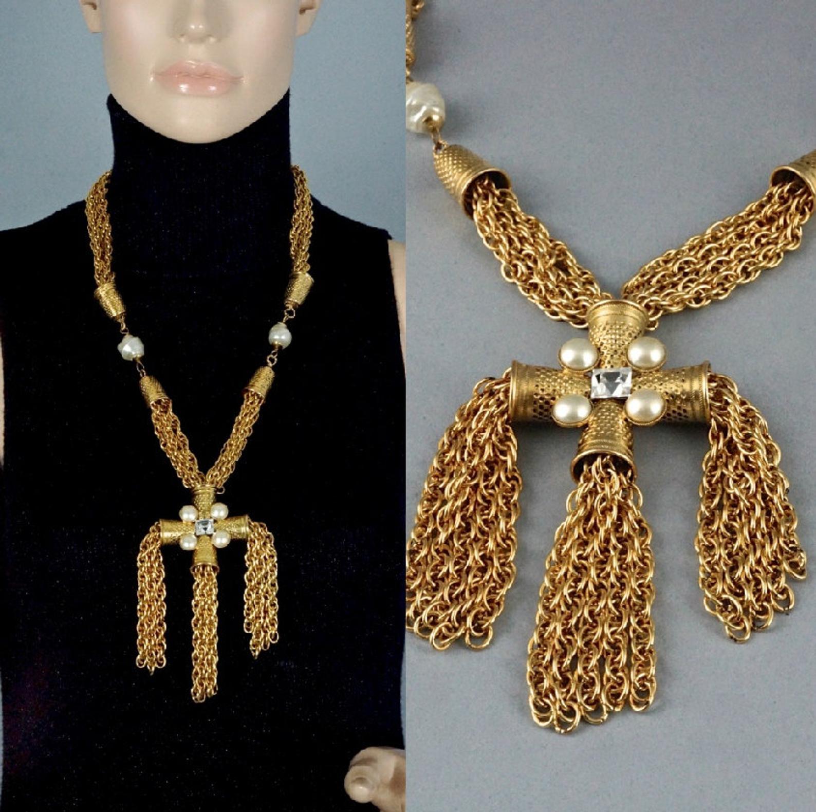 Vintage MOSCHINO Thimble Cross Rhinestone Pearl Cascading Tassel Fringe Chain Necklace

Measurements:
Height: 5.11 inches (13 cm)
Width: 5.11 inches (13 cm)
Length: 26.57 inches (67.5 cm)

Features:
- 100% Authentic MOSCHINO.
- Novelty thimble cross
