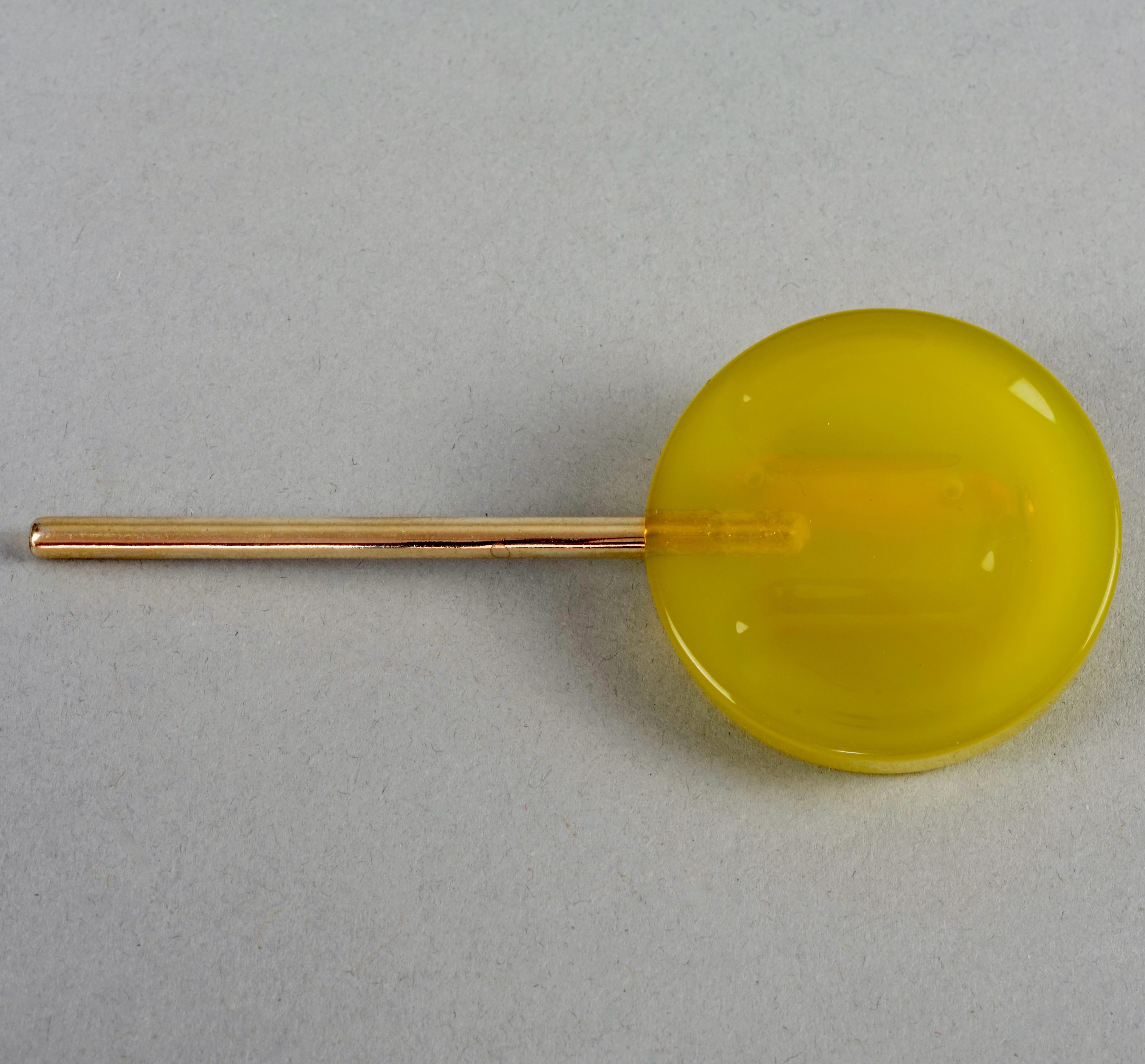 Vintage MOSCHINO Yellow Citrus Lollipop Candy Novelty Brooch In Excellent Condition For Sale In Kingersheim, Alsace