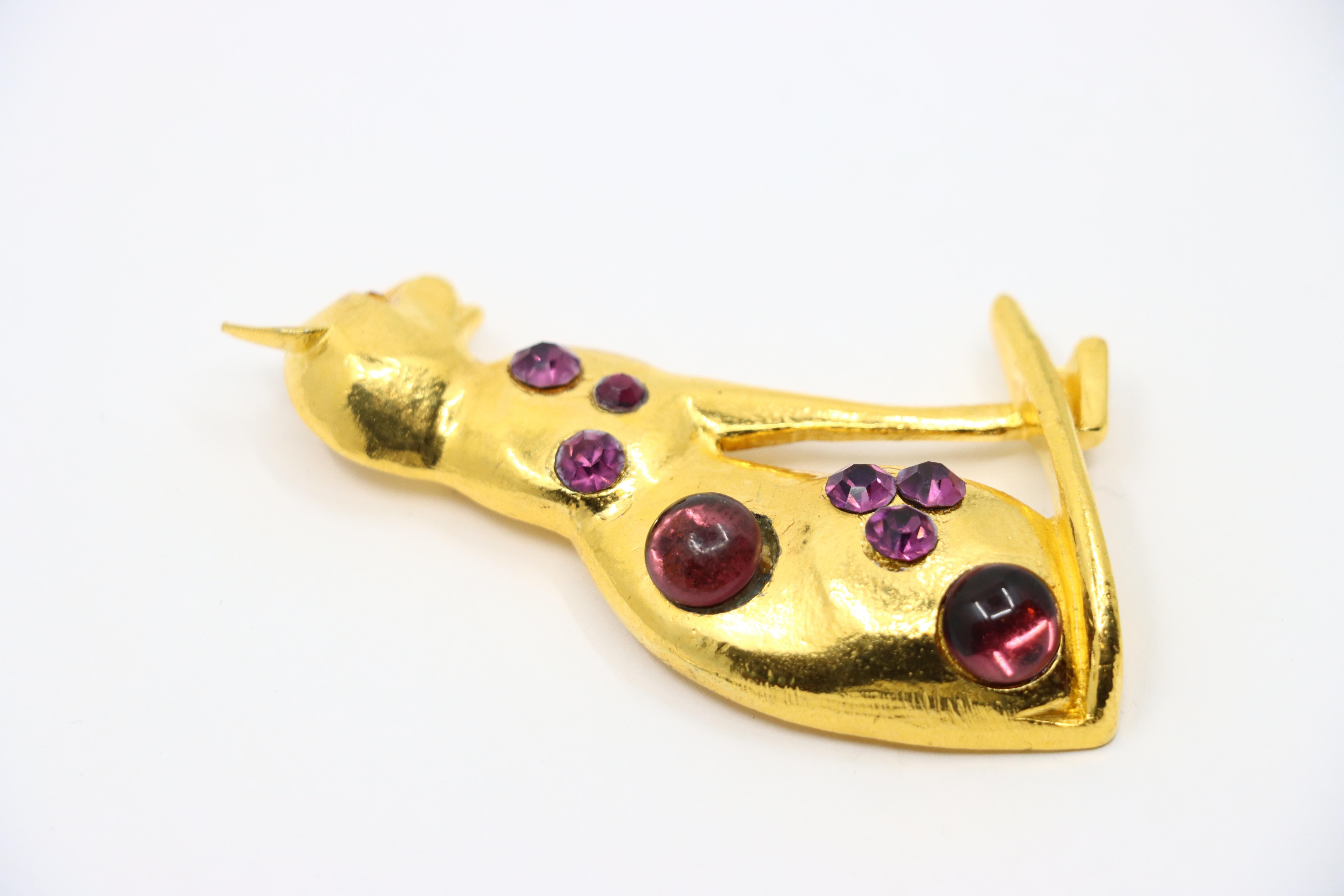 Vintage MOSELL Gold Tone Purple Rhinestone Cat Pendant In Good Condition For Sale In Flushing, NY