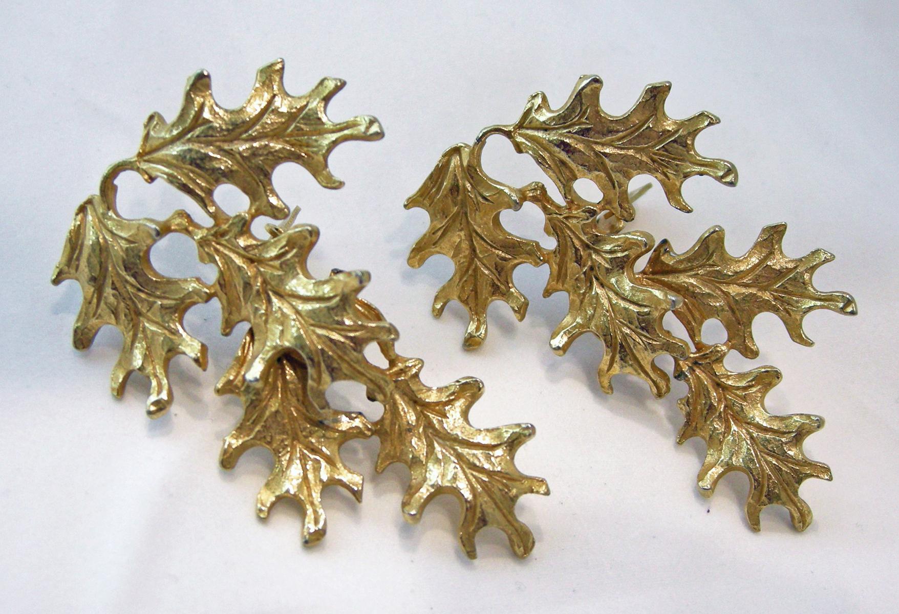 These vintage signed Mosell earrings actually dangle with decorative leaf design in a gold tone setting. The earrings measures 2-1/2” x 1-1/2” and is signed “Mosell”.  They are in excellent condition.