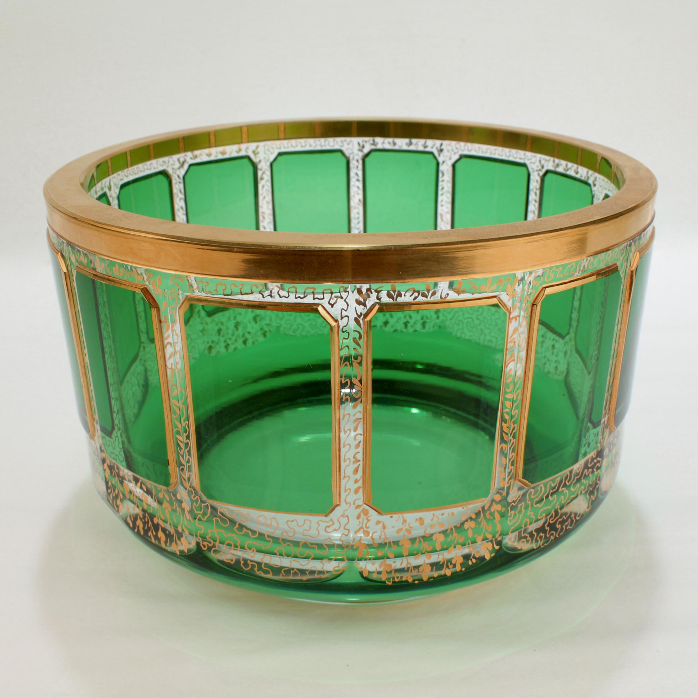 Vintage Moser Vergoldete Glasschale mit grünen Cabochons  (Tschechisch) im Angebot