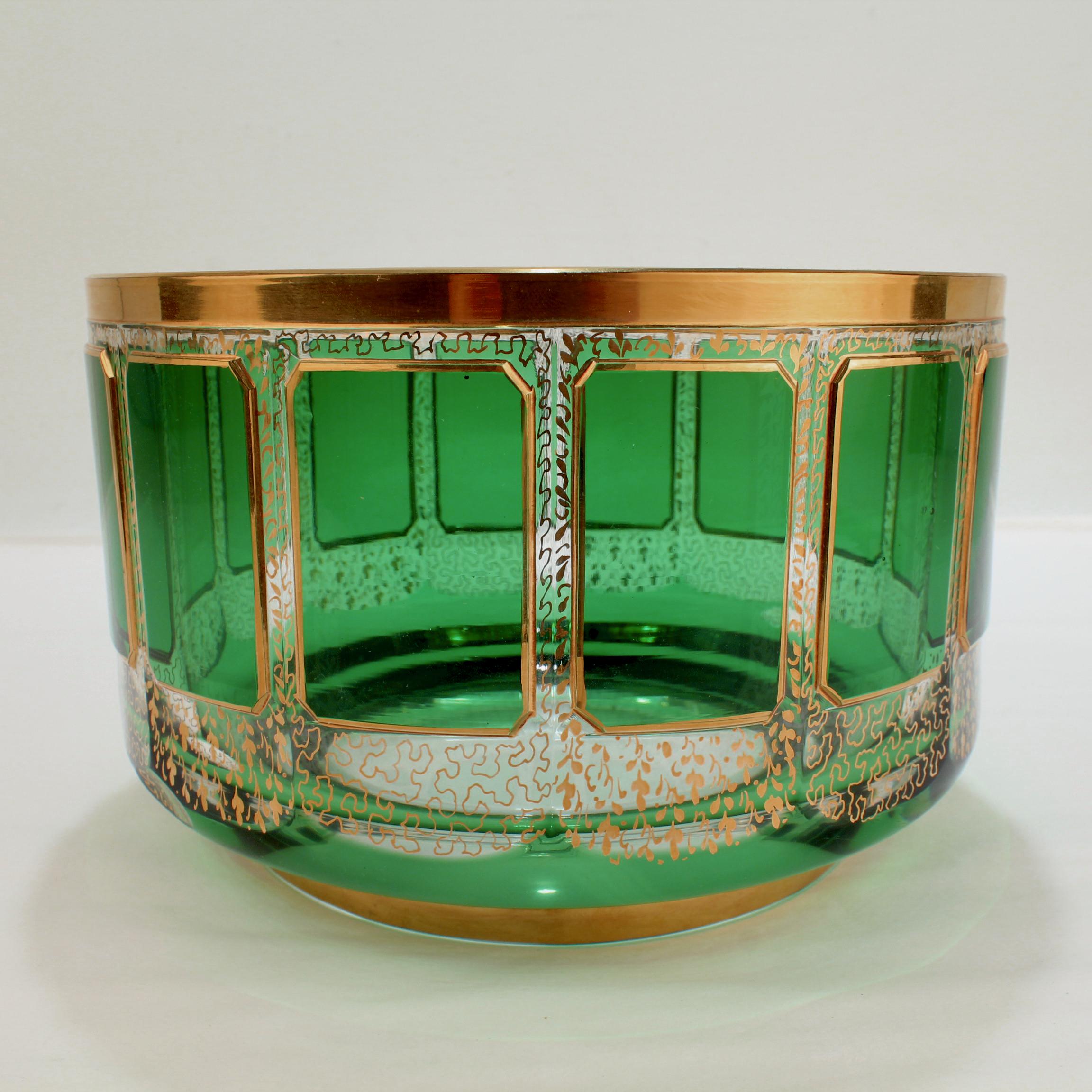 Cuenco vintage Moser de cristal dorado con cabujones verdes en Bueno estado para la venta en Philadelphia, PA