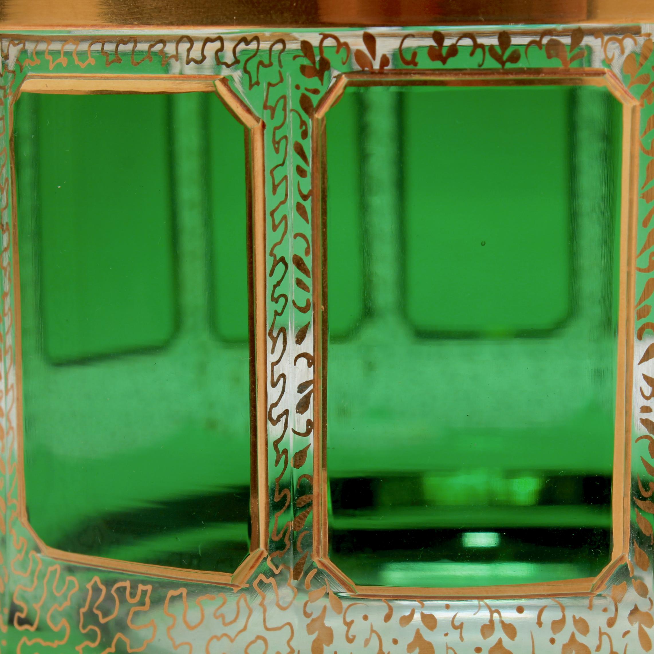 Vintage Moser Vergoldete Glasschale mit grünen Cabochons  im Angebot 3
