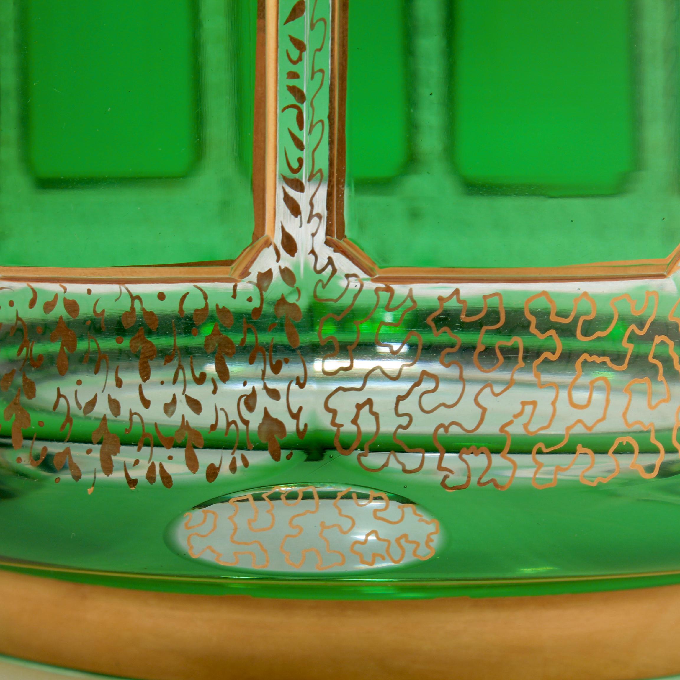 Bol vintage en verre doré Moser avec cabochons verts  en vente 2