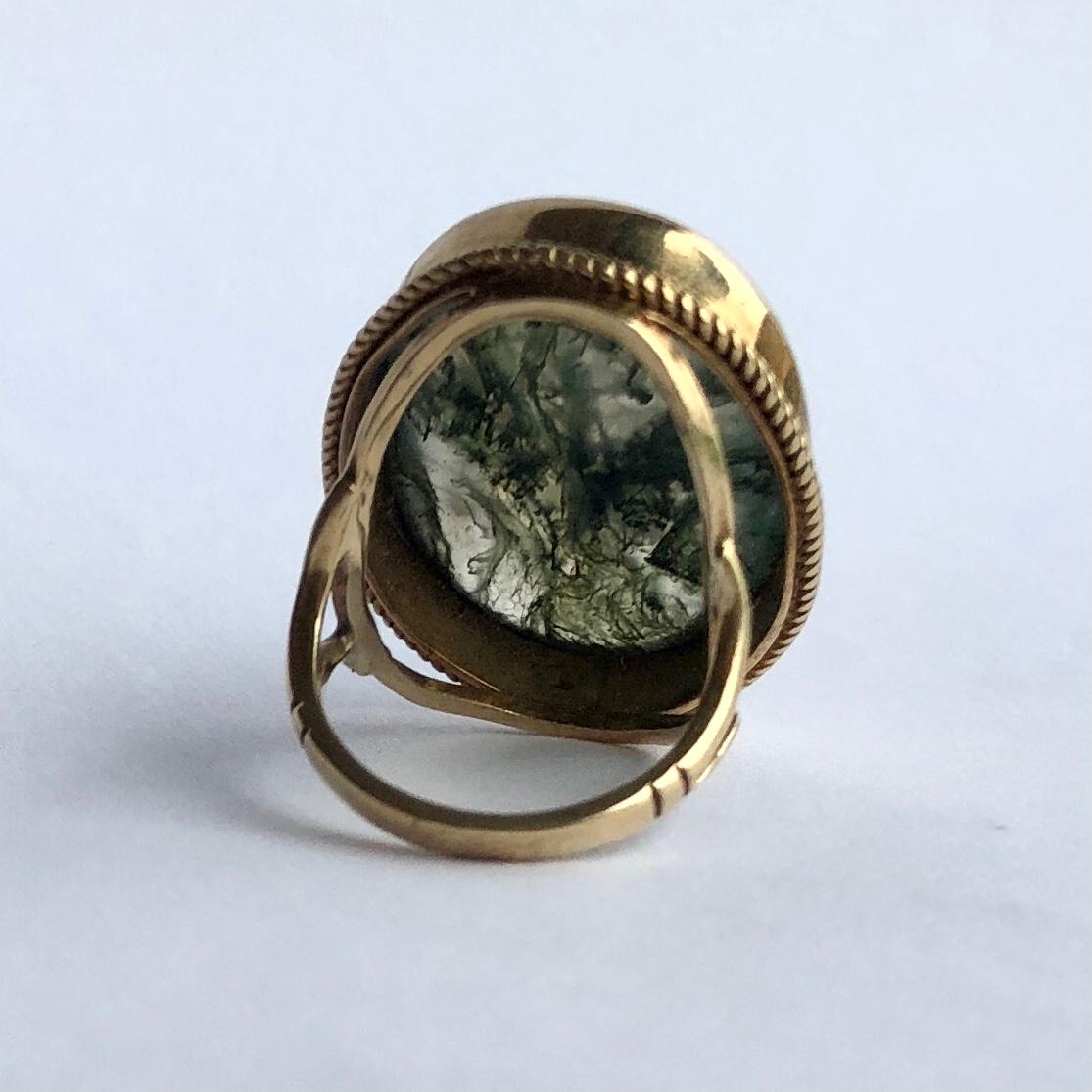 This wonderful moss agate stone has marbling of deep green and amber colour running through. Surrounding the stone there is a rope twist frame and simple setting. 

Size: H 1/2 or 4
Stone Dimensions: 24x17mm 

Weight: 7.55g