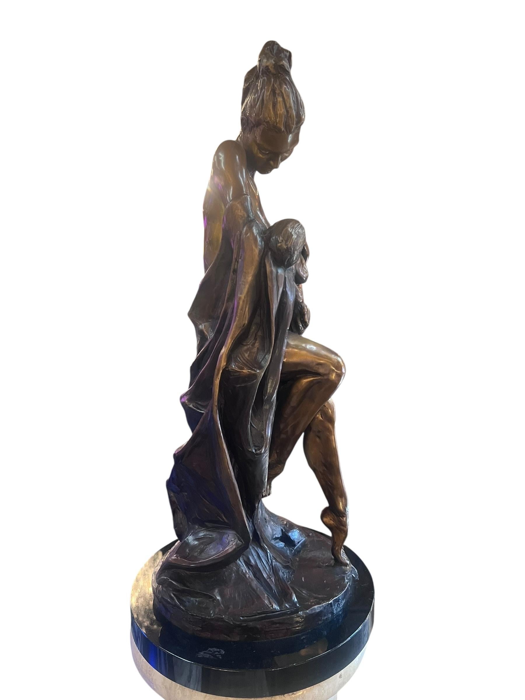 Francese Scultura vintage in bronzo di Rebecca Ghiglieri con madre e figlio su base di marmo in vendita