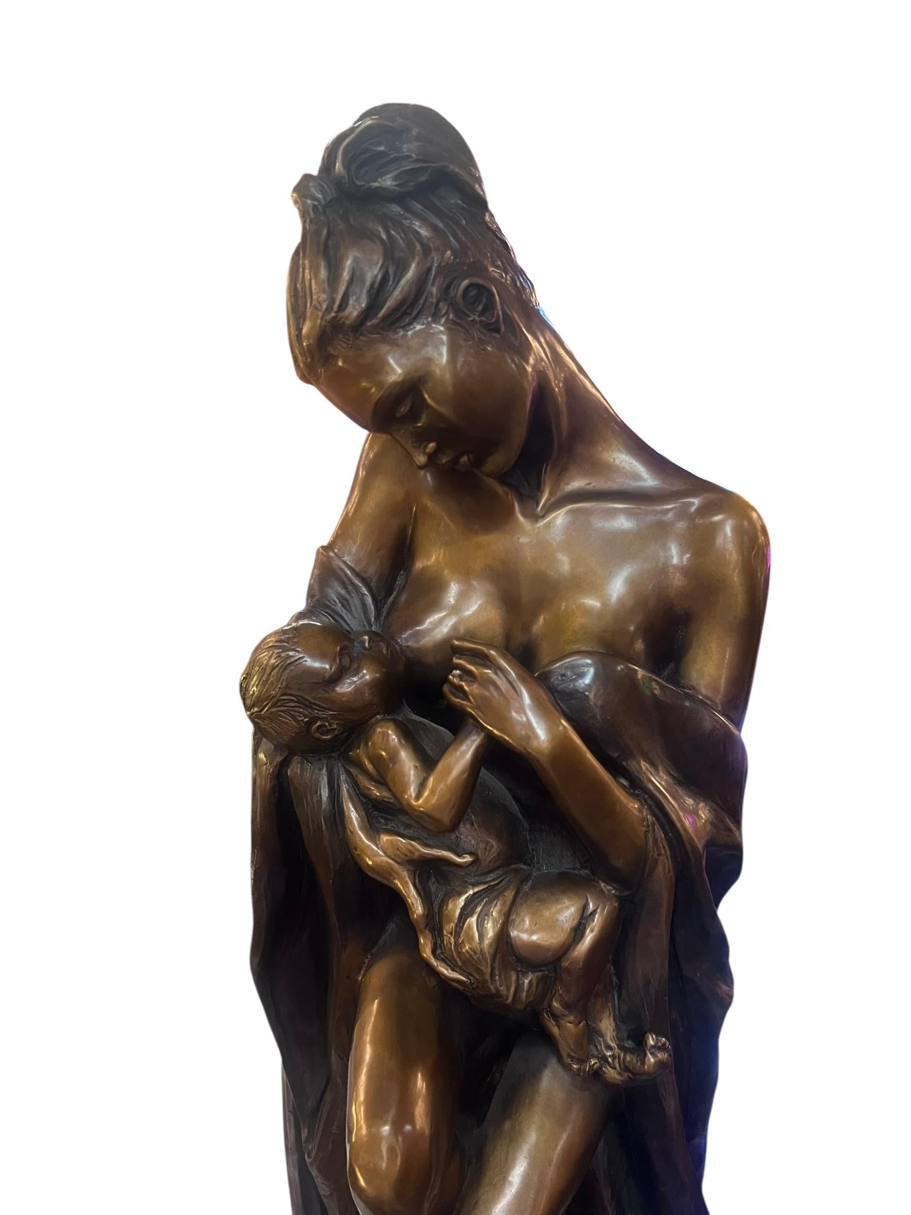 Scultura vintage in bronzo di Rebecca Ghiglieri con madre e figlio su base di marmo In condizioni buone in vendita a Chicago, IL