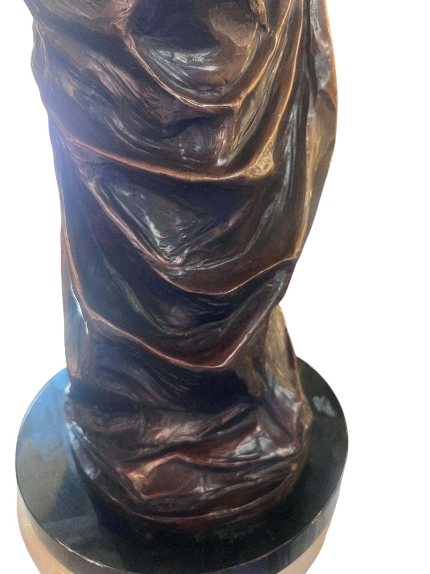 XX secolo Scultura vintage in bronzo di Rebecca Ghiglieri con madre e figlio su base di marmo in vendita