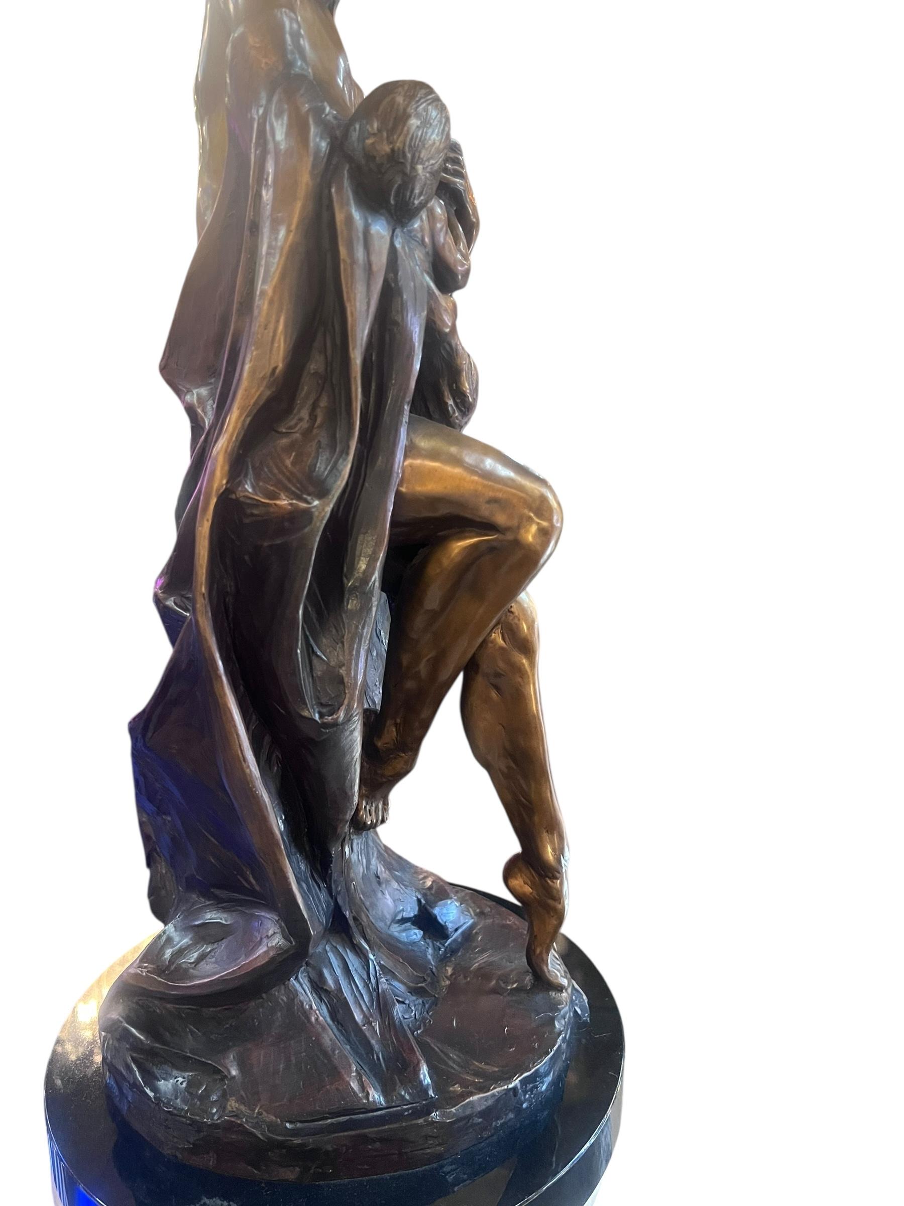 Bronzo Scultura vintage in bronzo di Rebecca Ghiglieri con madre e figlio su base di marmo in vendita