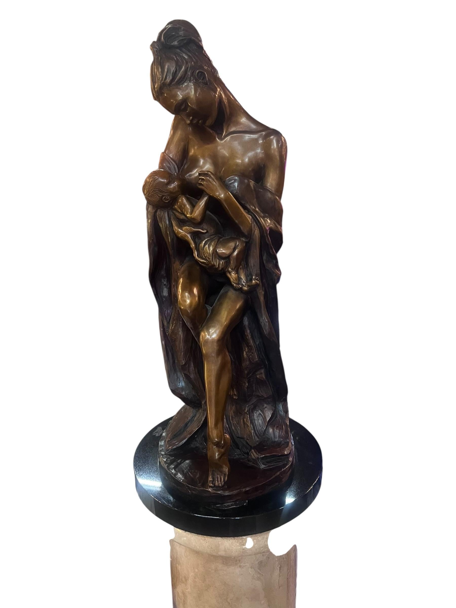 Scultura vintage in bronzo di Rebecca Ghiglieri con madre e figlio su base di marmo in vendita 2