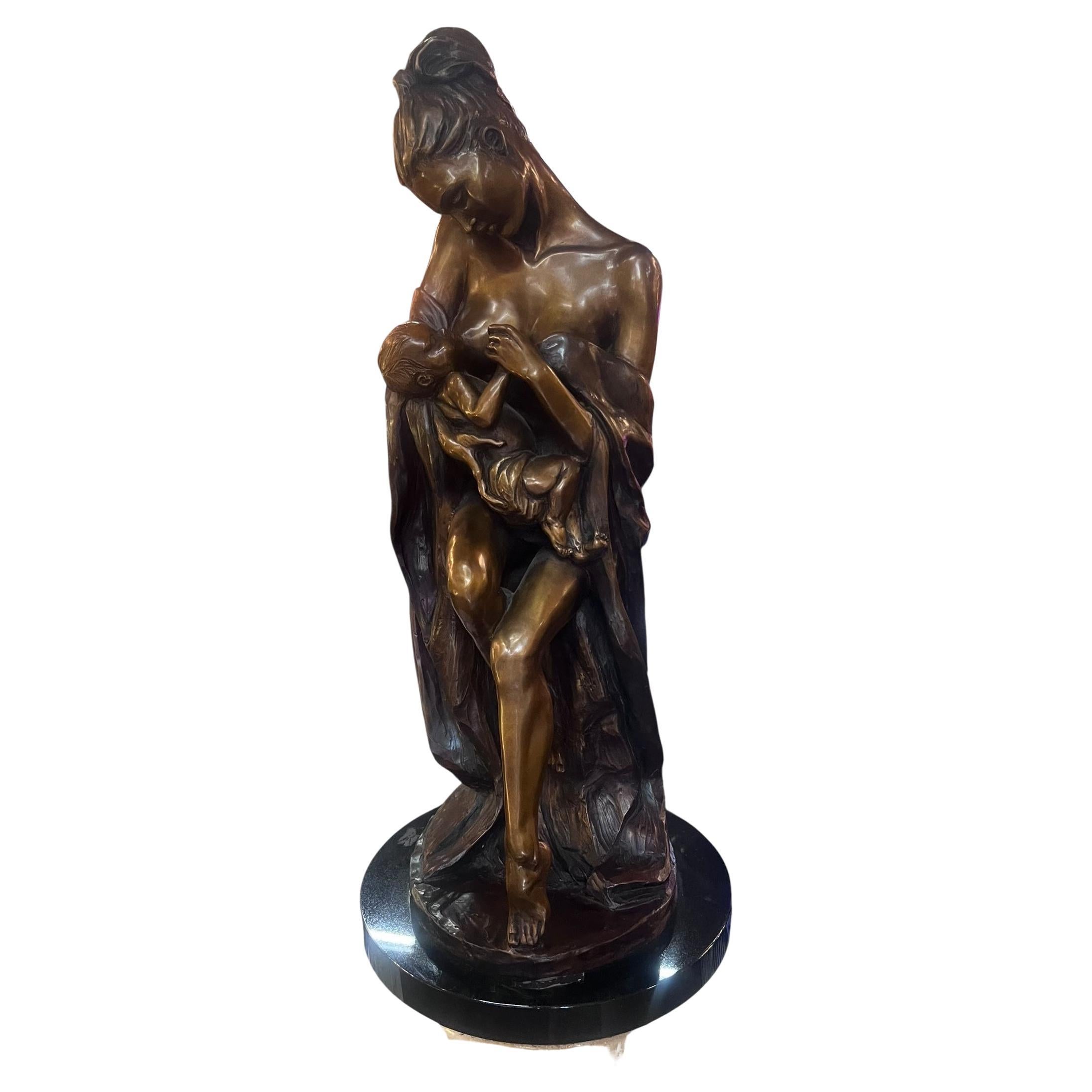 Scultura vintage in bronzo di Rebecca Ghiglieri con madre e figlio su base di marmo in vendita