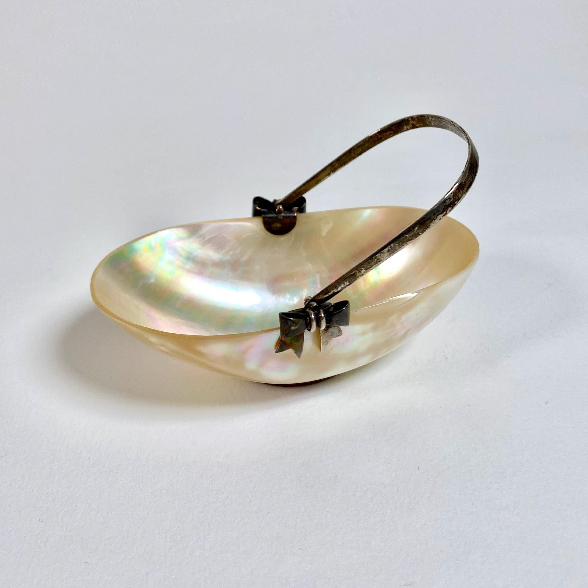 Vintage Mother-of-Pearl and Silver Salt and Pepper Set with Spoons, 1970s In Excellent Condition For Sale In PARIS, FR