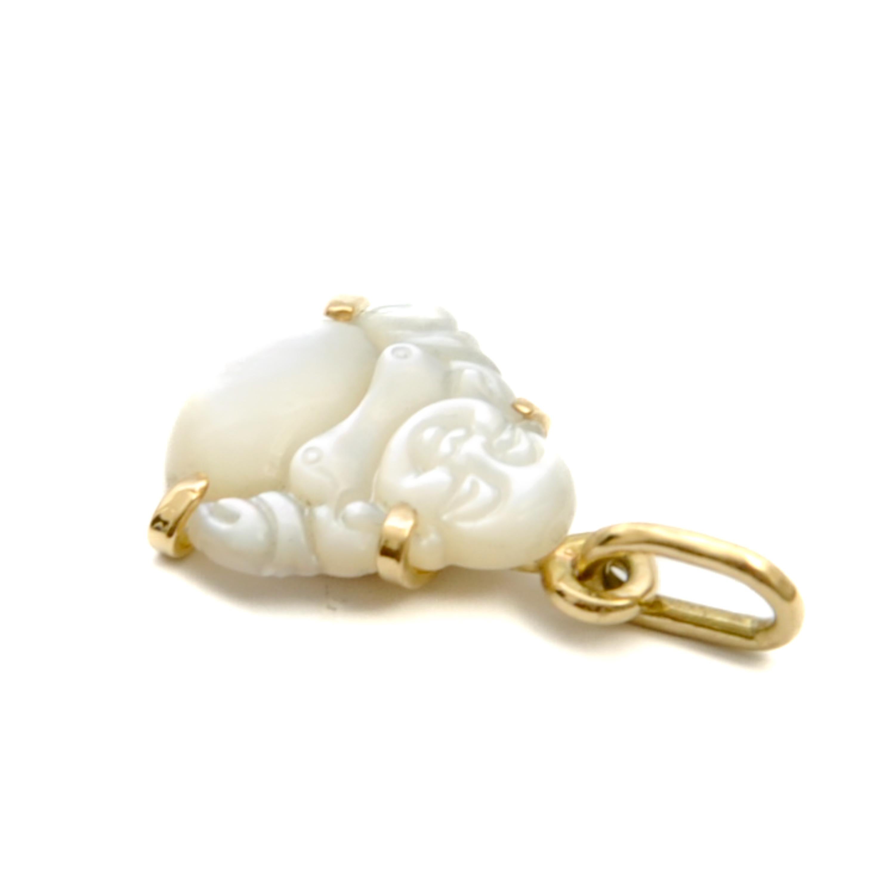 Vintage 14K Gold Mother of Pearl Buddha Charm Pendant In Good Condition For Sale In Rotterdam, NL