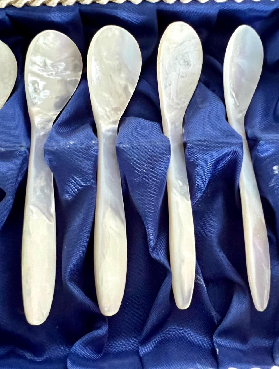 Chinoiserie Vintage Mother of Pearl Caviar Spoons in Box 