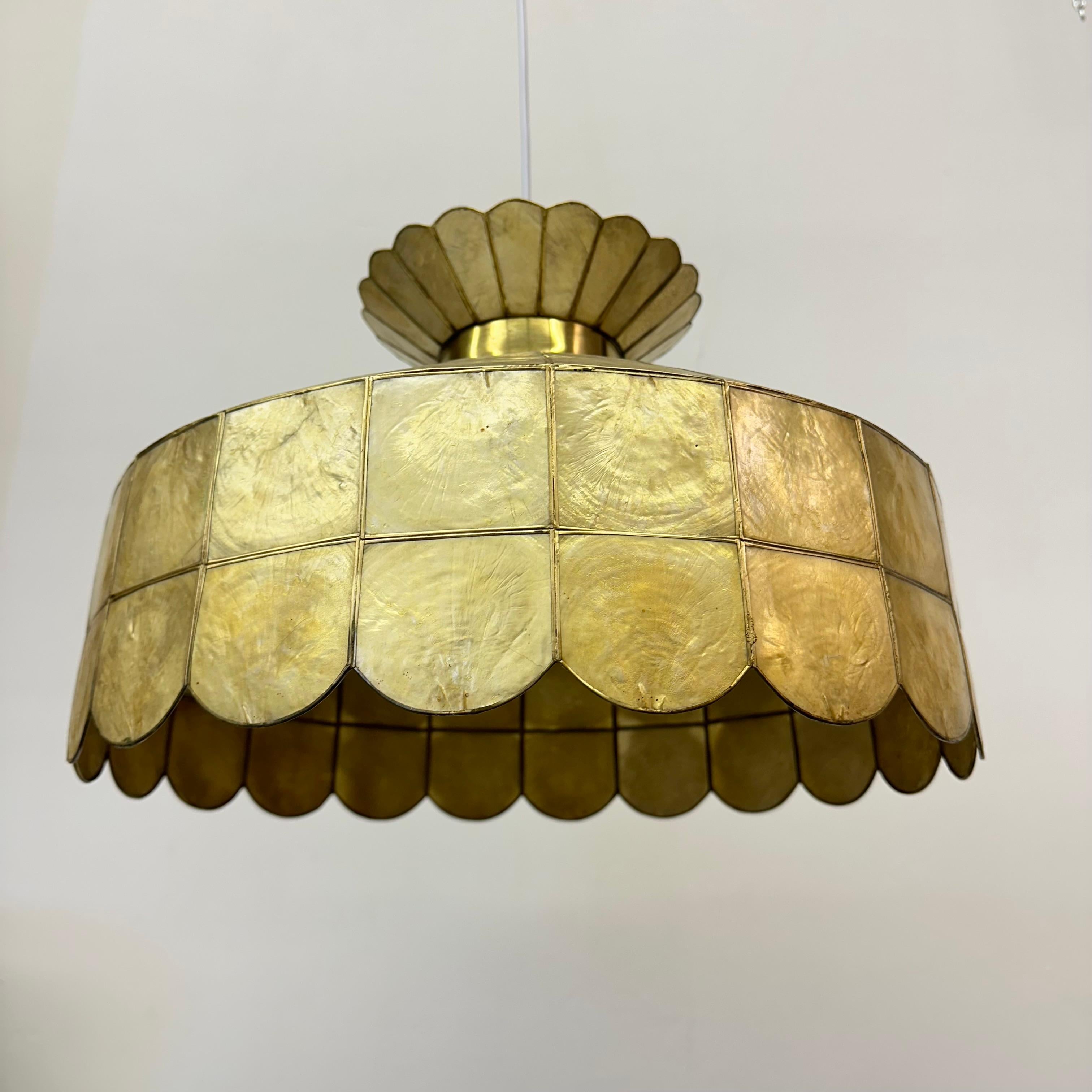 Lámpara colgante vintage de nácar años 70

Dimensiones: 45 cm de diámetro, 93 cm de altura, 30 cm de altura
Estado: Bueno algunos pequeños daños en las conchas ver fotos.
Periodo: 1970's
 