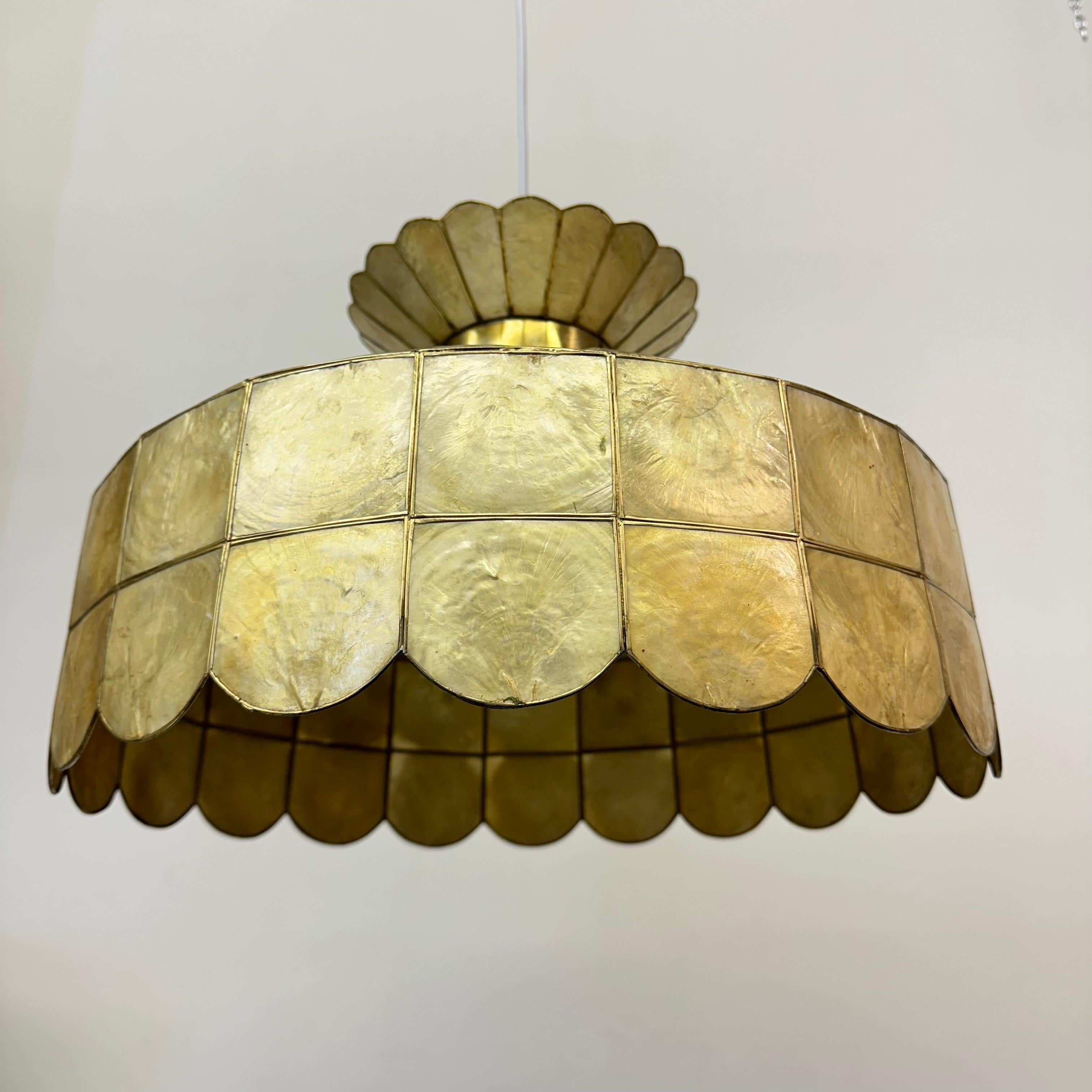 Lámpara colgante vintage de nácar años 70 en Bueno estado para la venta en Delft, NL