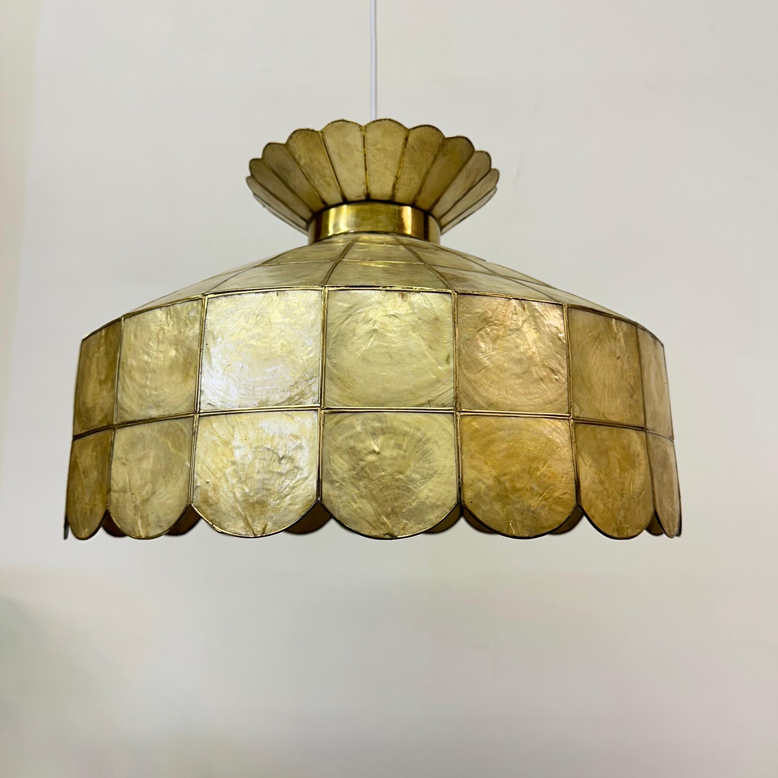 Lámpara colgante vintage de nácar años 70 Caparazón en venta
