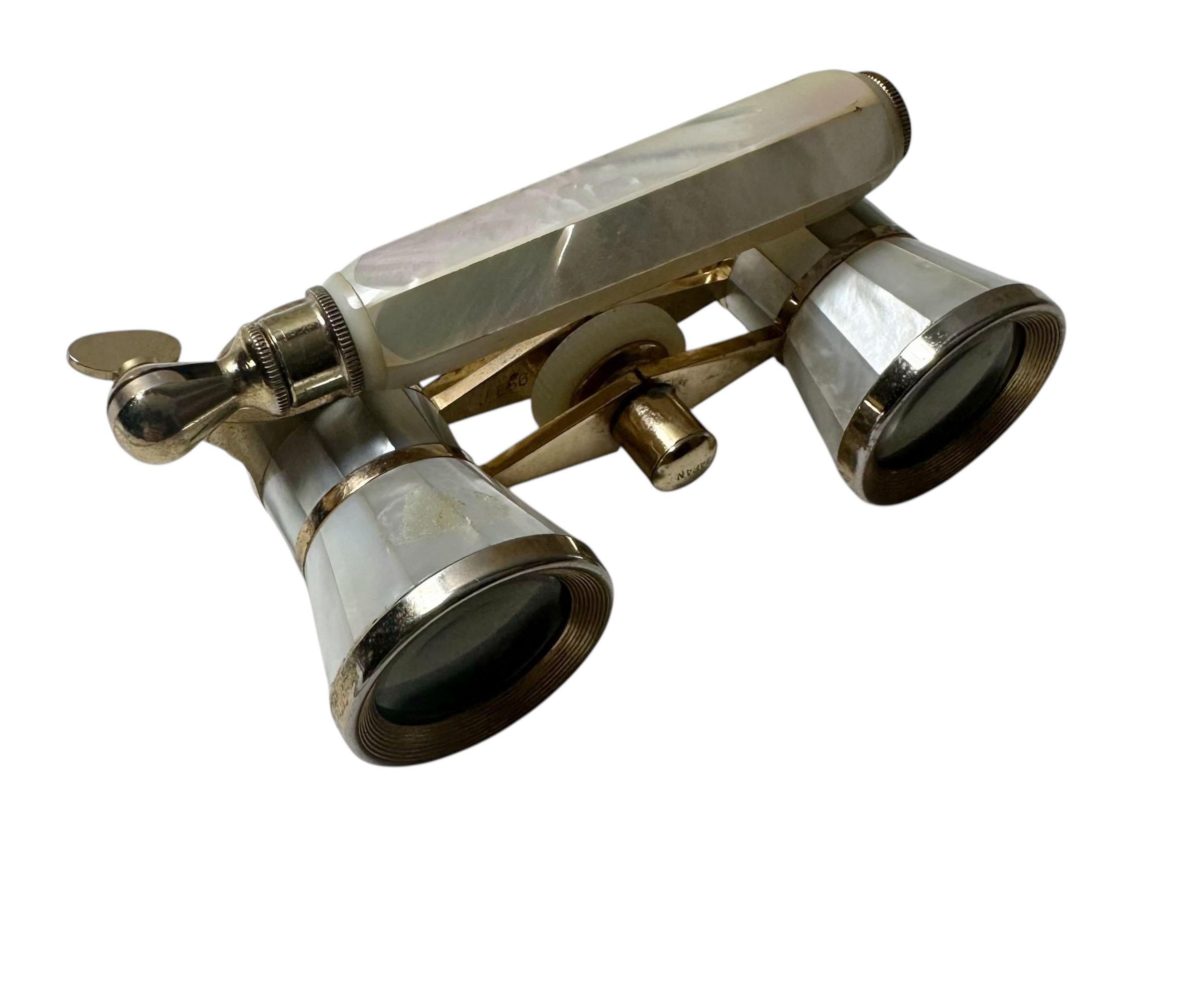 Laiton Vintage Mother of Pearl Opera Glasses en vente