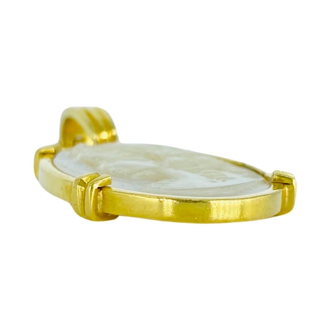 Vintage Morher of Pearl Shell Lady Oval Carved Cameo Pendant made in 18k Gold bezel. Le pendentif mesure 27,5 mm de hauteur sans la bague. Le pendentif pèse 7,5 g