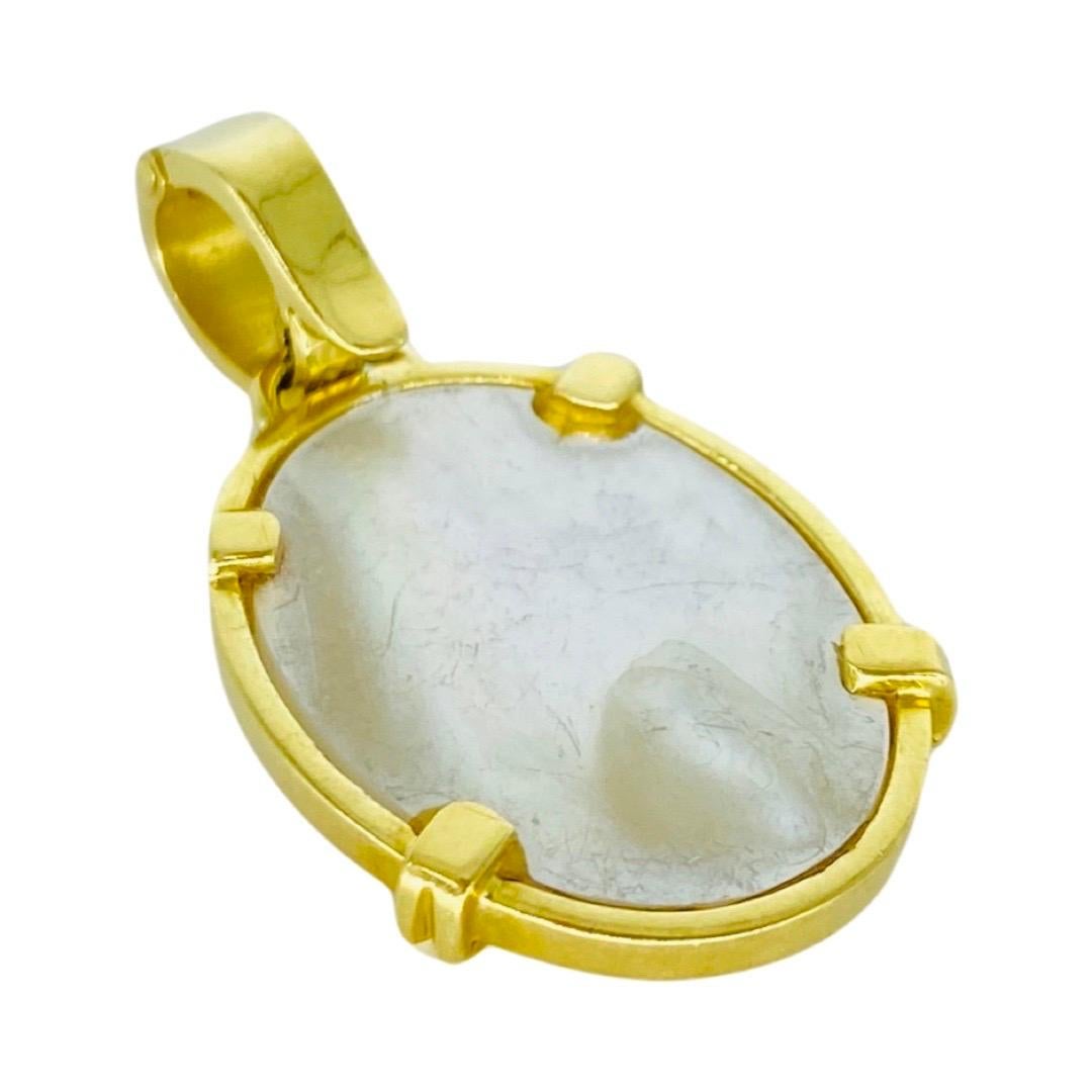 Vintage Mother of Pearl Shell Lady Oval Carved Cameo Pendant 18k Gold For Sale 1