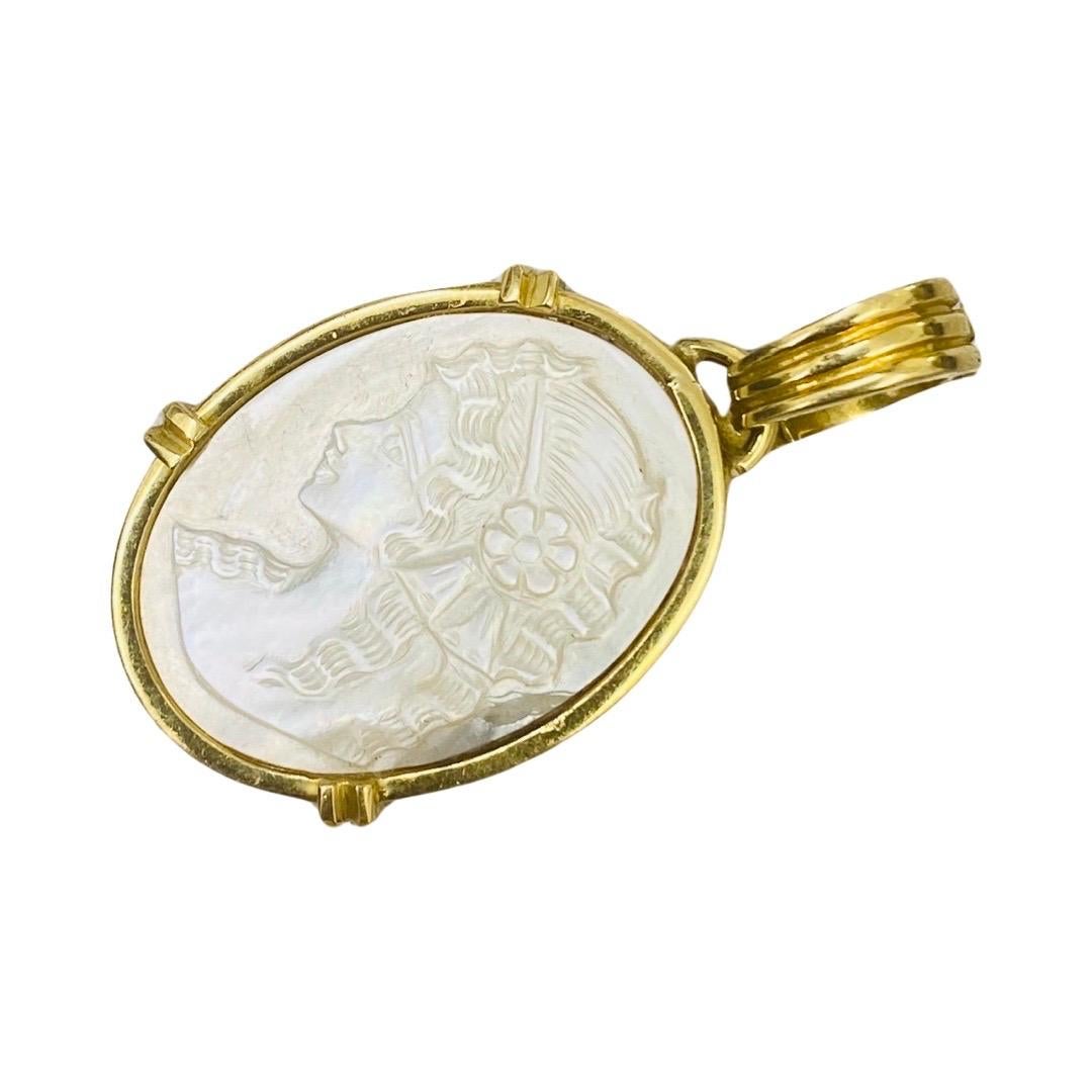 Vintage Mother of Pearl Shell Lady Oval Carved Cameo Pendant 18k Gold For Sale 3