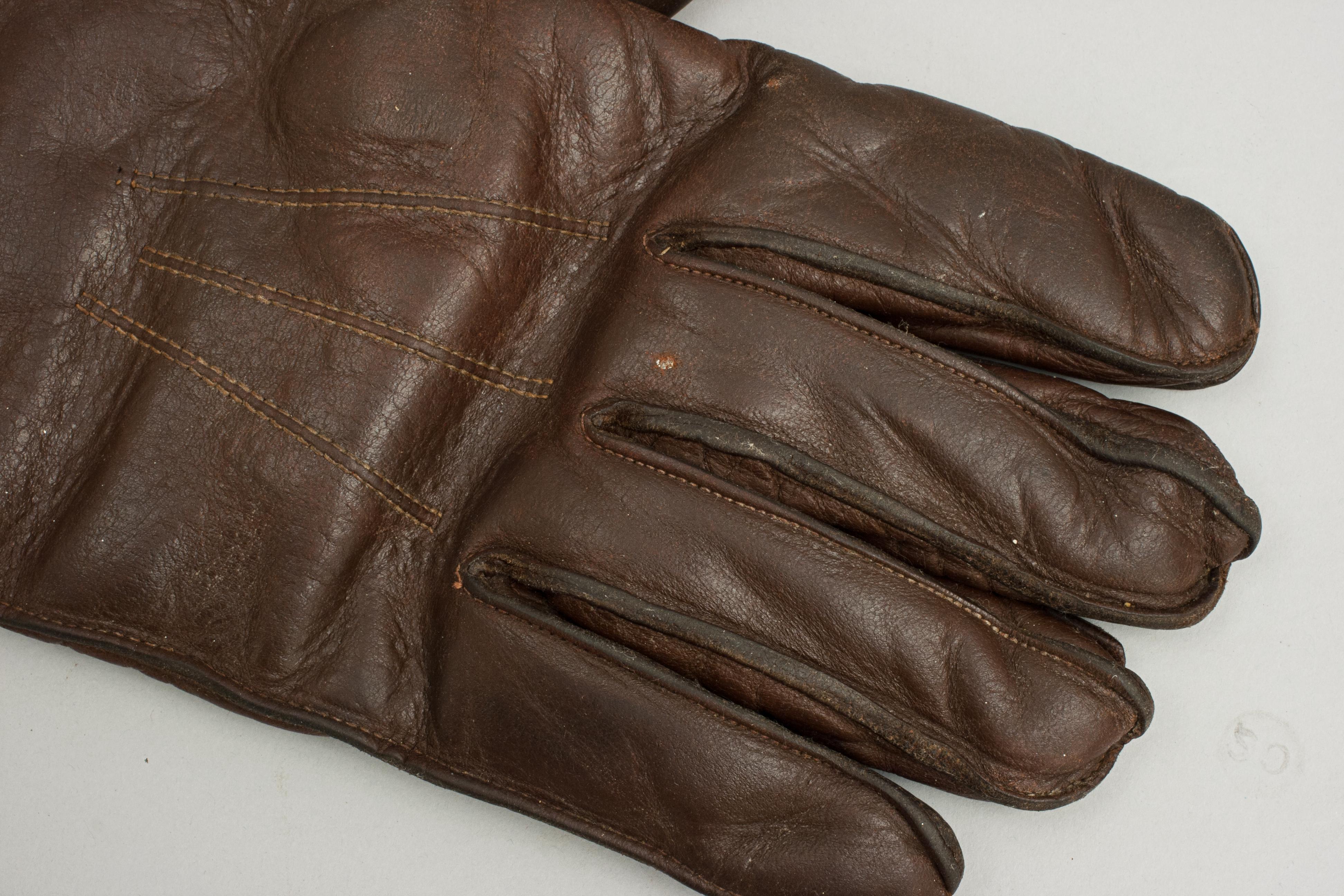 Vintage Motorcycling Gauntlets In Good Condition For Sale In Oxfordshire, GB