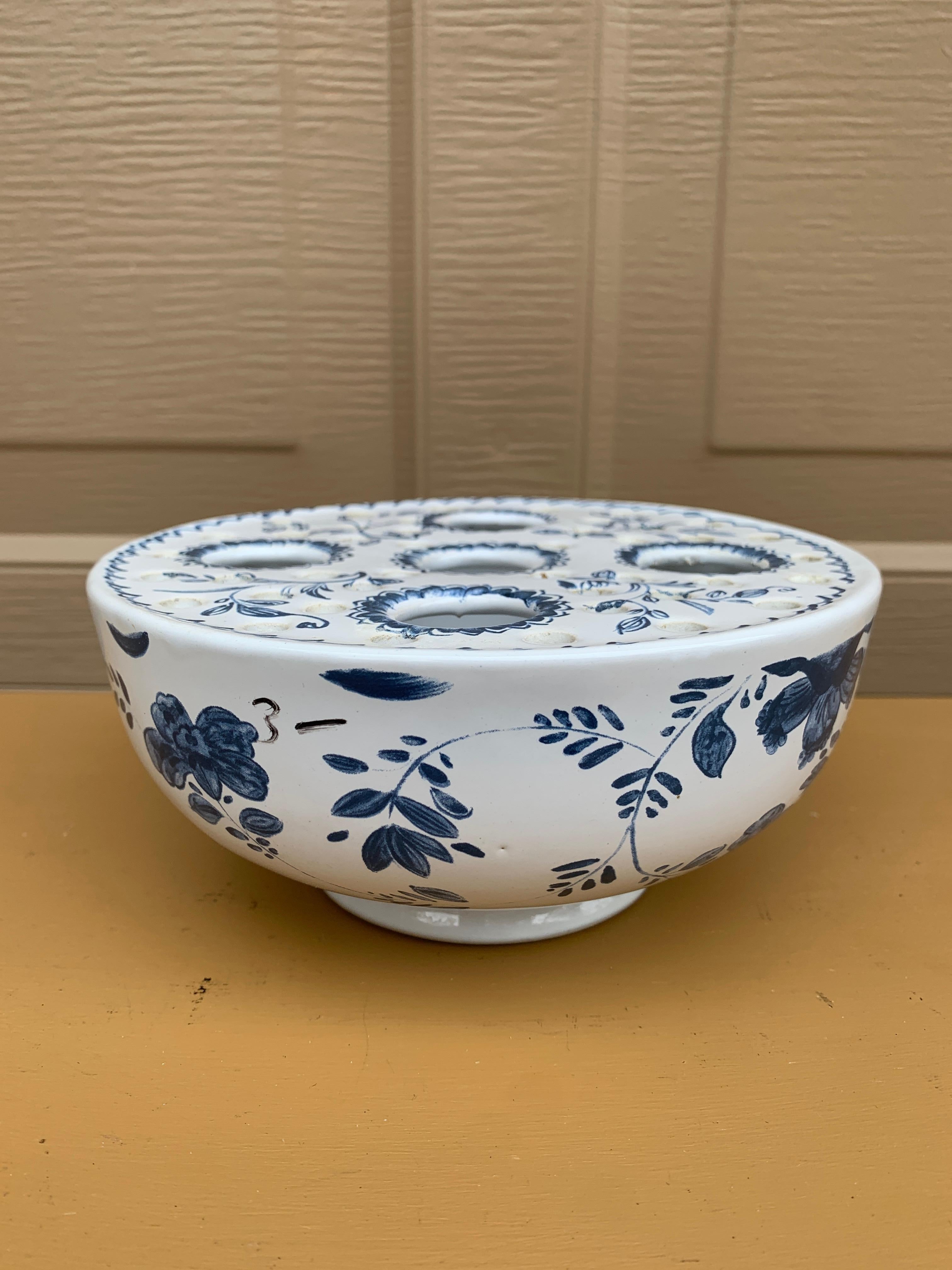 Vaso o tulipier d'epoca Mottahedeh Chinoiserie Blue and White Flower Frog in vendita 3