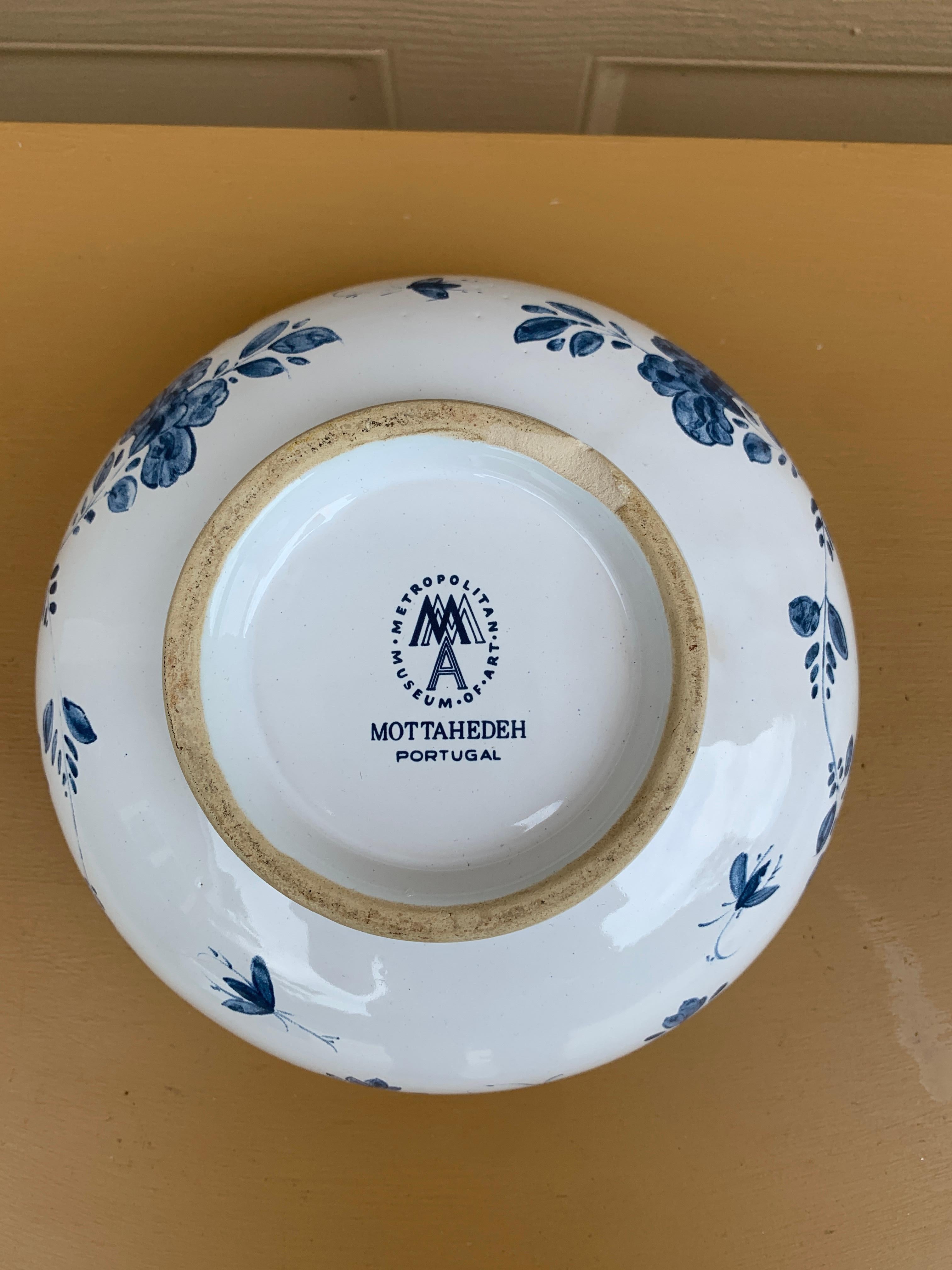 Vaso o tulipier d'epoca Mottahedeh Chinoiserie Blue and White Flower Frog in vendita 4