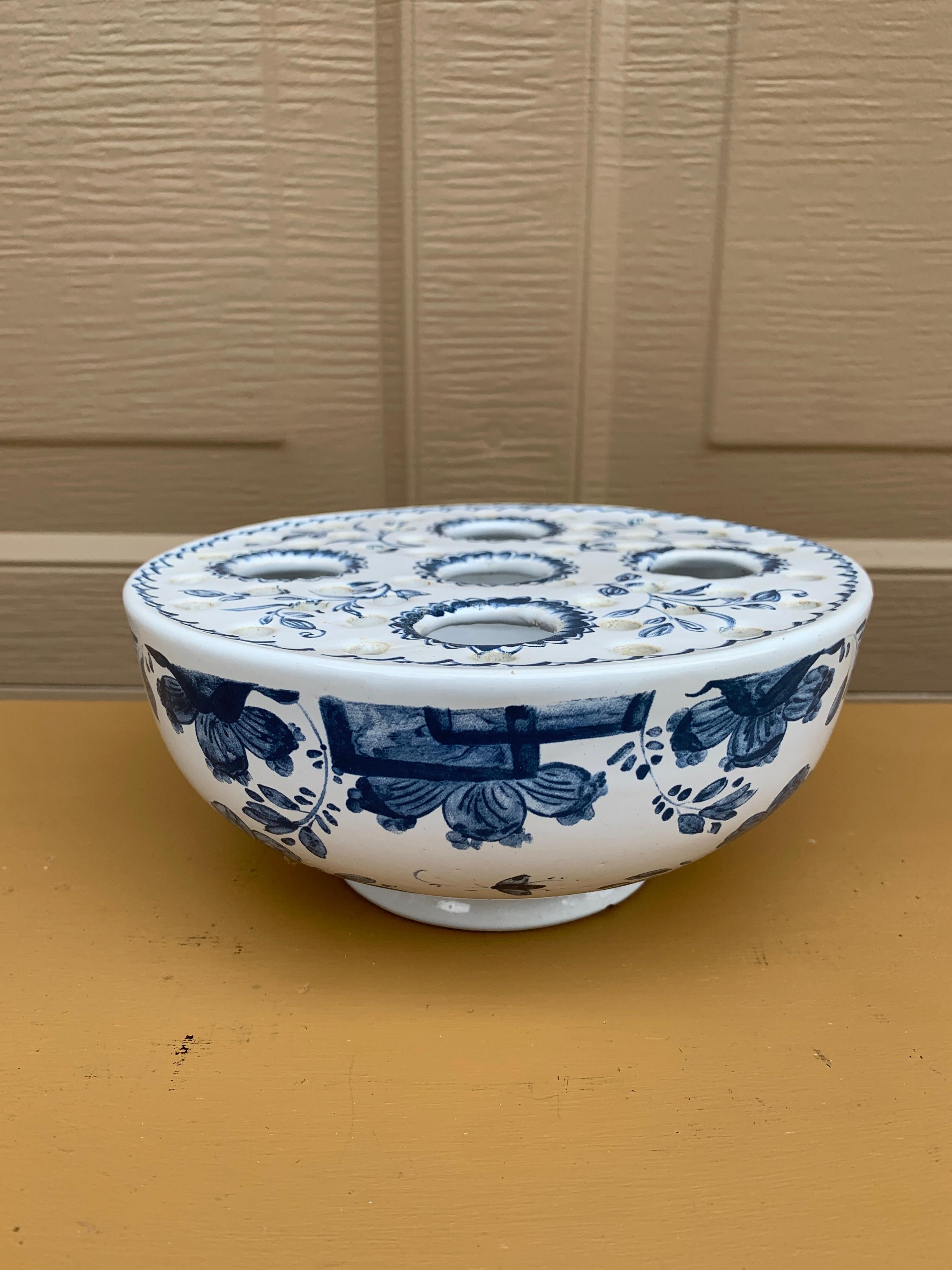 Una bellissima rana di fiori in porcellana dipinta in bianco e blu, un vaso tulipier o cachepot 

Portogallo, fine del XX secolo

Misure: 6,75