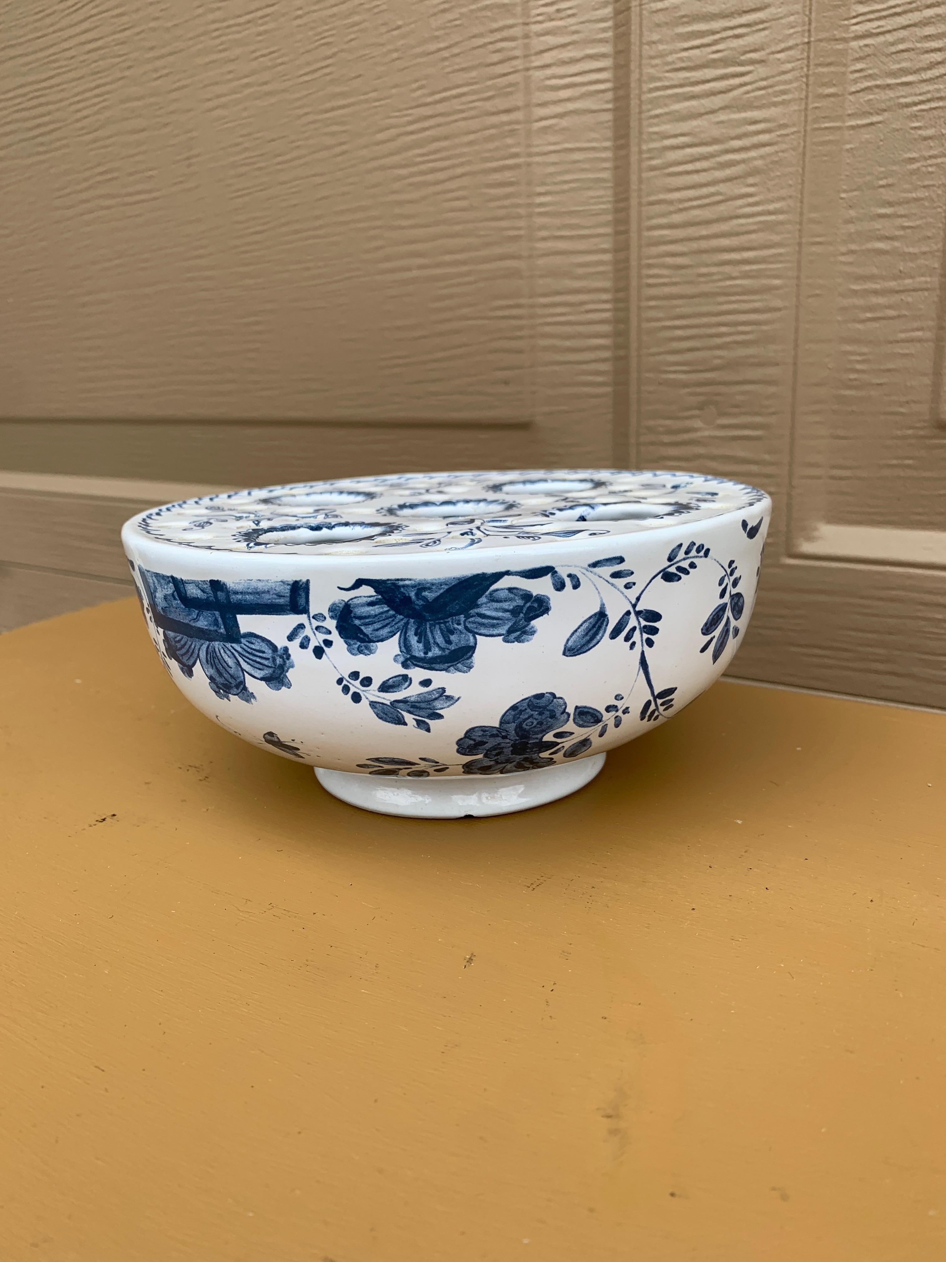 Portoghese Vaso o tulipier d'epoca Mottahedeh Chinoiserie Blue and White Flower Frog in vendita