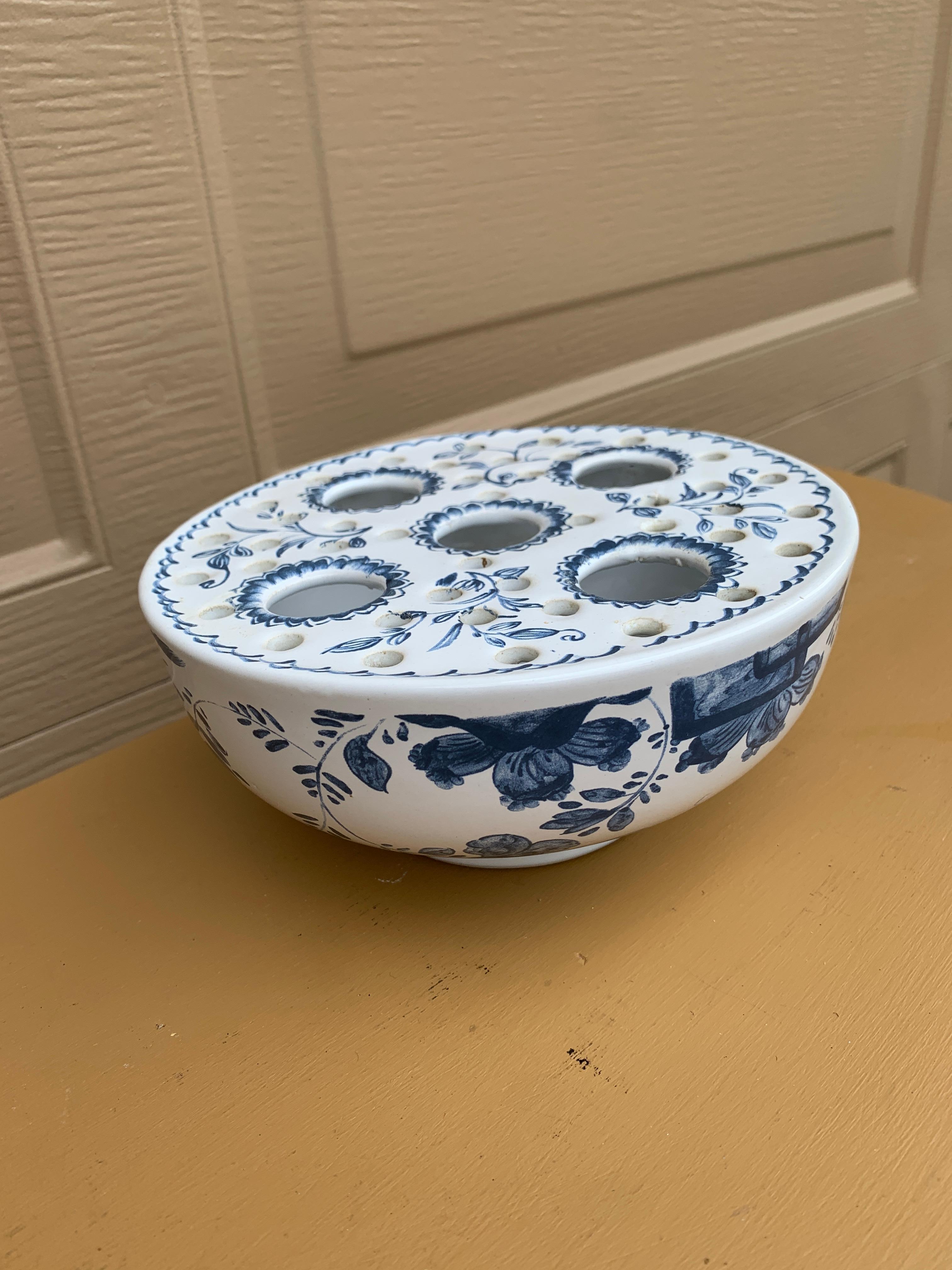 Vaso o tulipier d'epoca Mottahedeh Chinoiserie Blue and White Flower Frog In condizioni buone in vendita a Elkhart, IN
